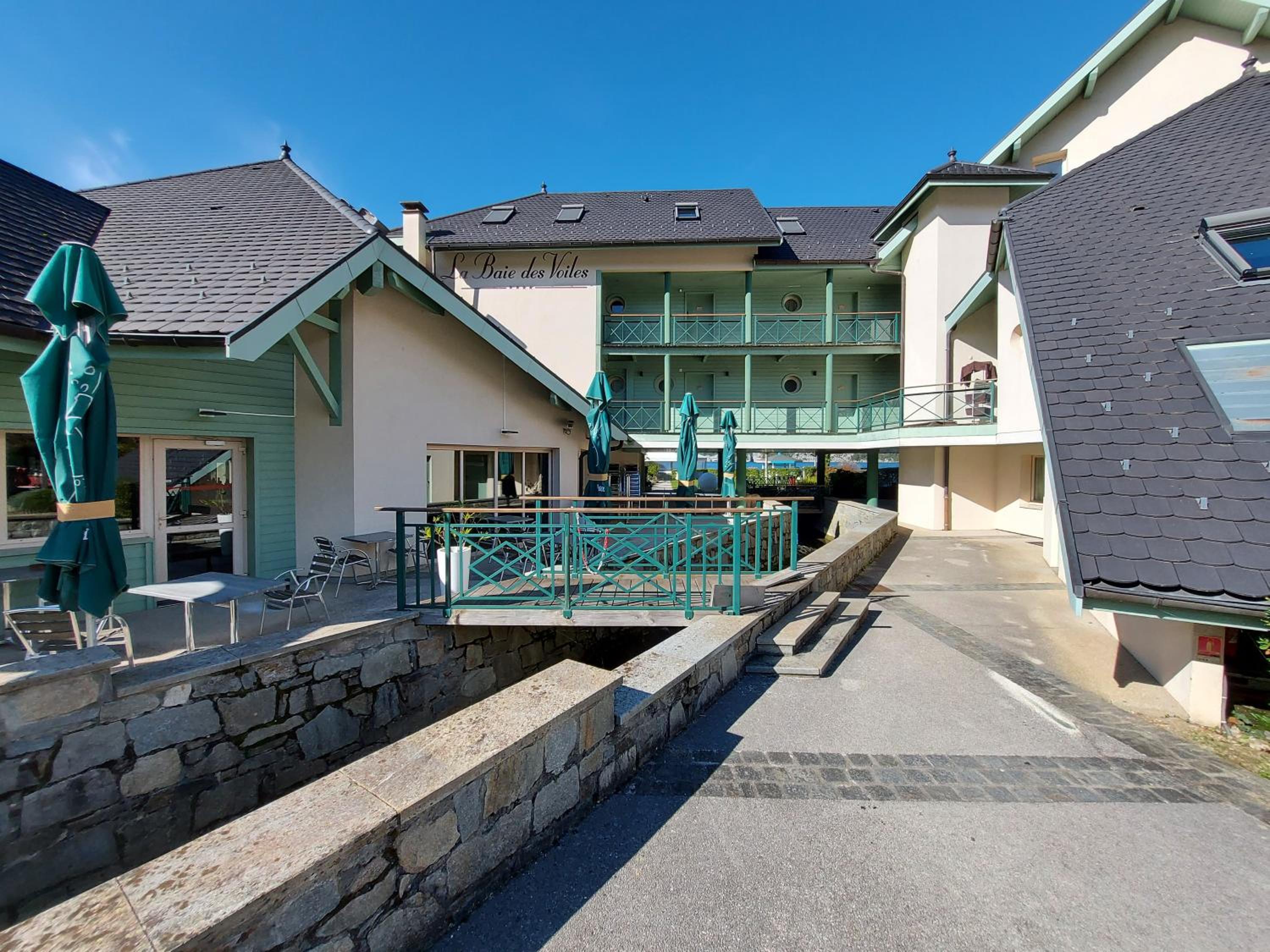 Situation exceptionnelle pour ce cosy studio avec terrasse SUR LAC, dans résidence avec PLAGE et ponton PRIVEE