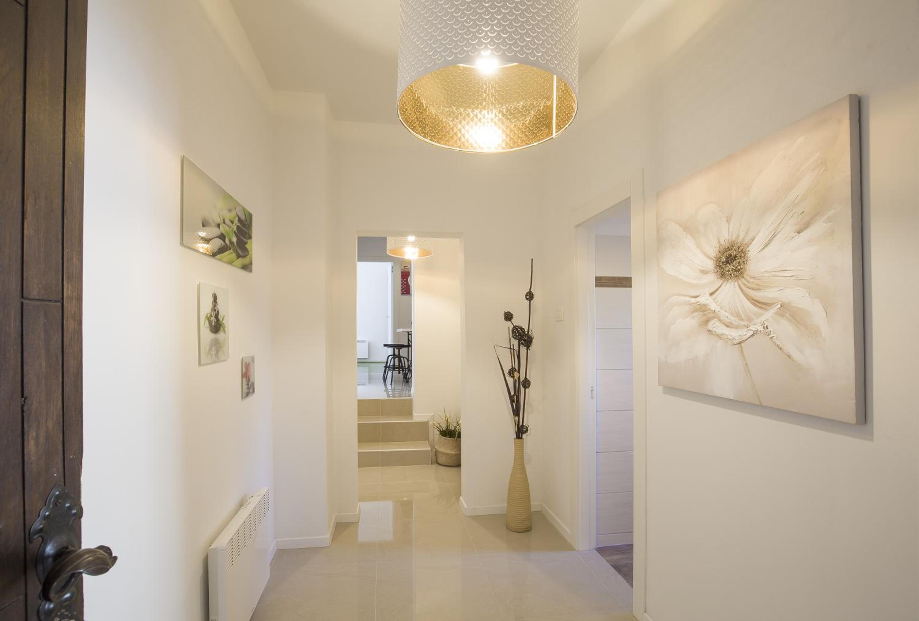 Apartment with garden and free parking view 4