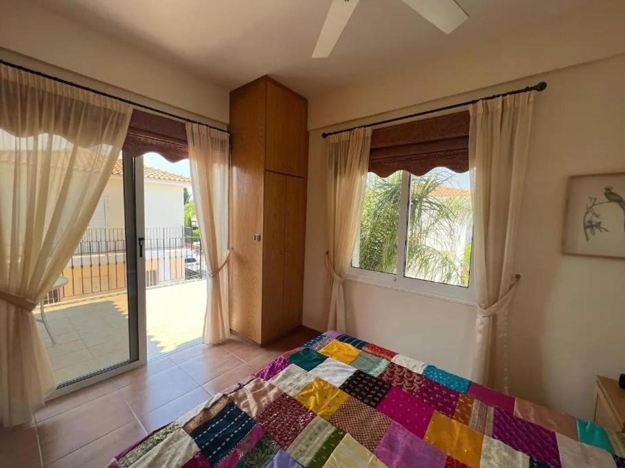 3bdr villa-pool/700m from a blue flag beach!