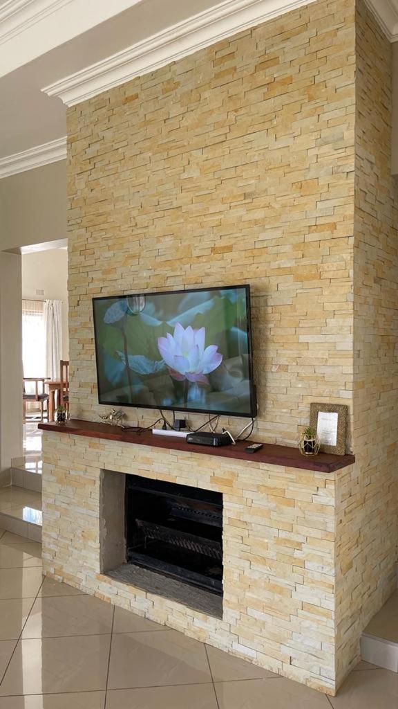 Commodious and Contemporary double home - 2042