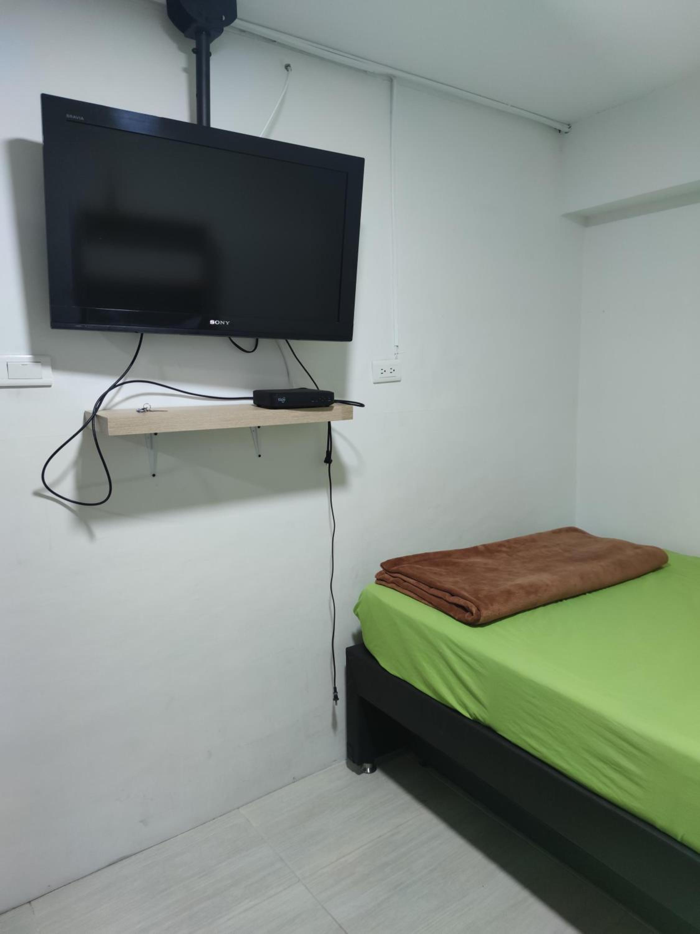 HABITACION AMOBLADA SECTOR LAURELES-ESTADIO #1 Madrid
