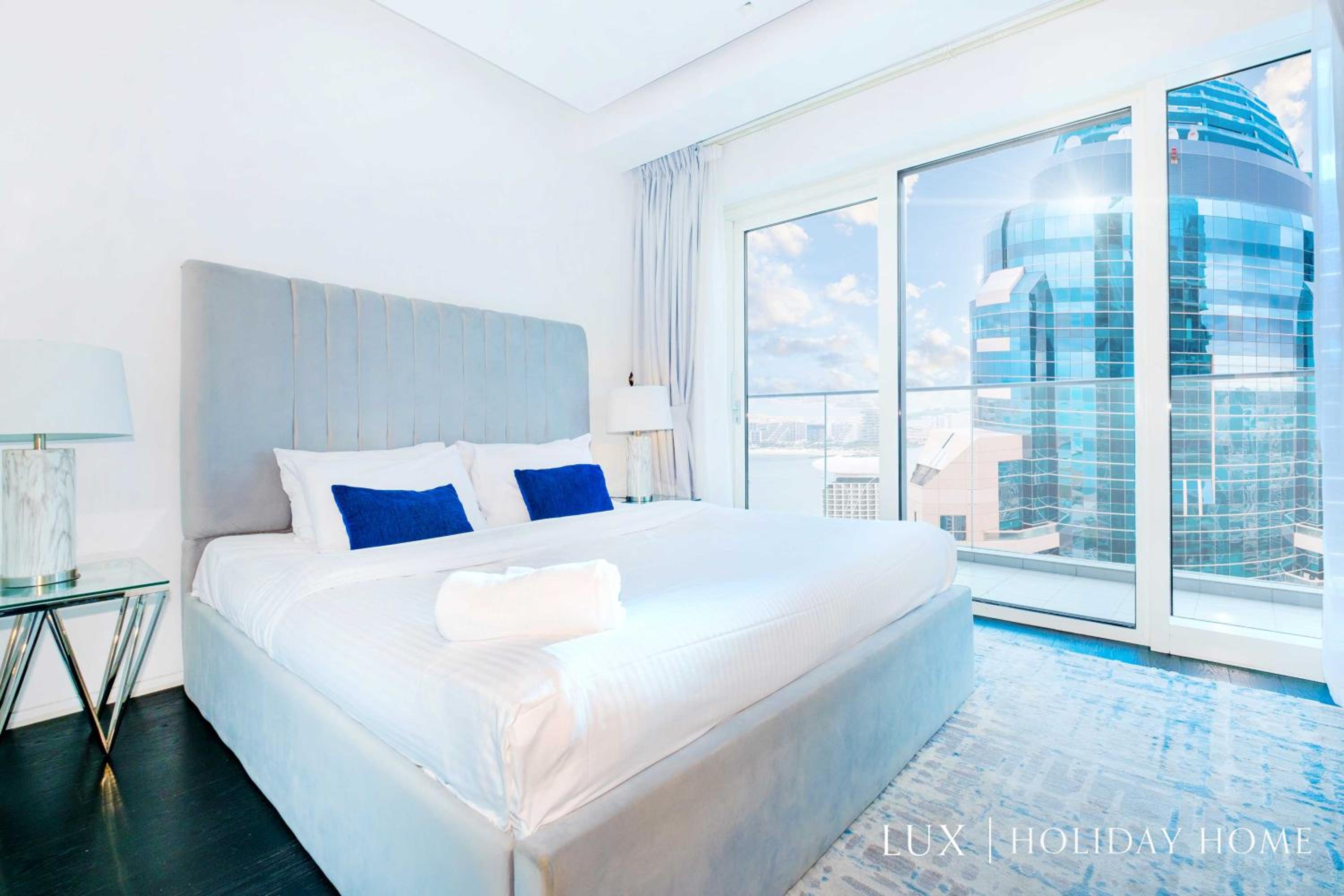 LUX - Lavish Suite with Full Palm Jumeirah View 2