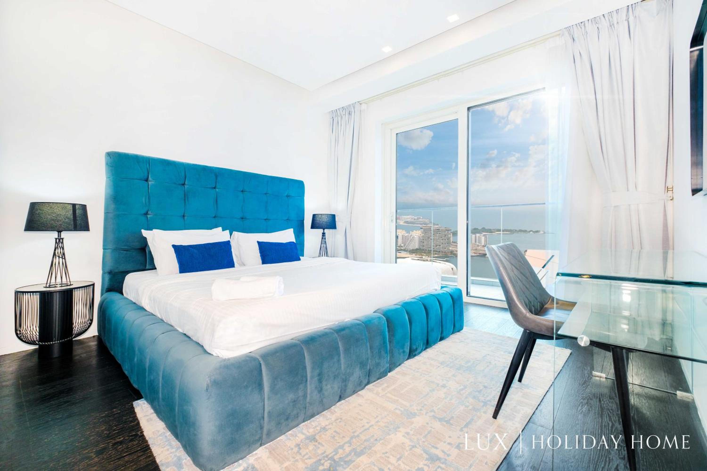 LUX - Lavish Suite with Full Palm Jumeirah View 2