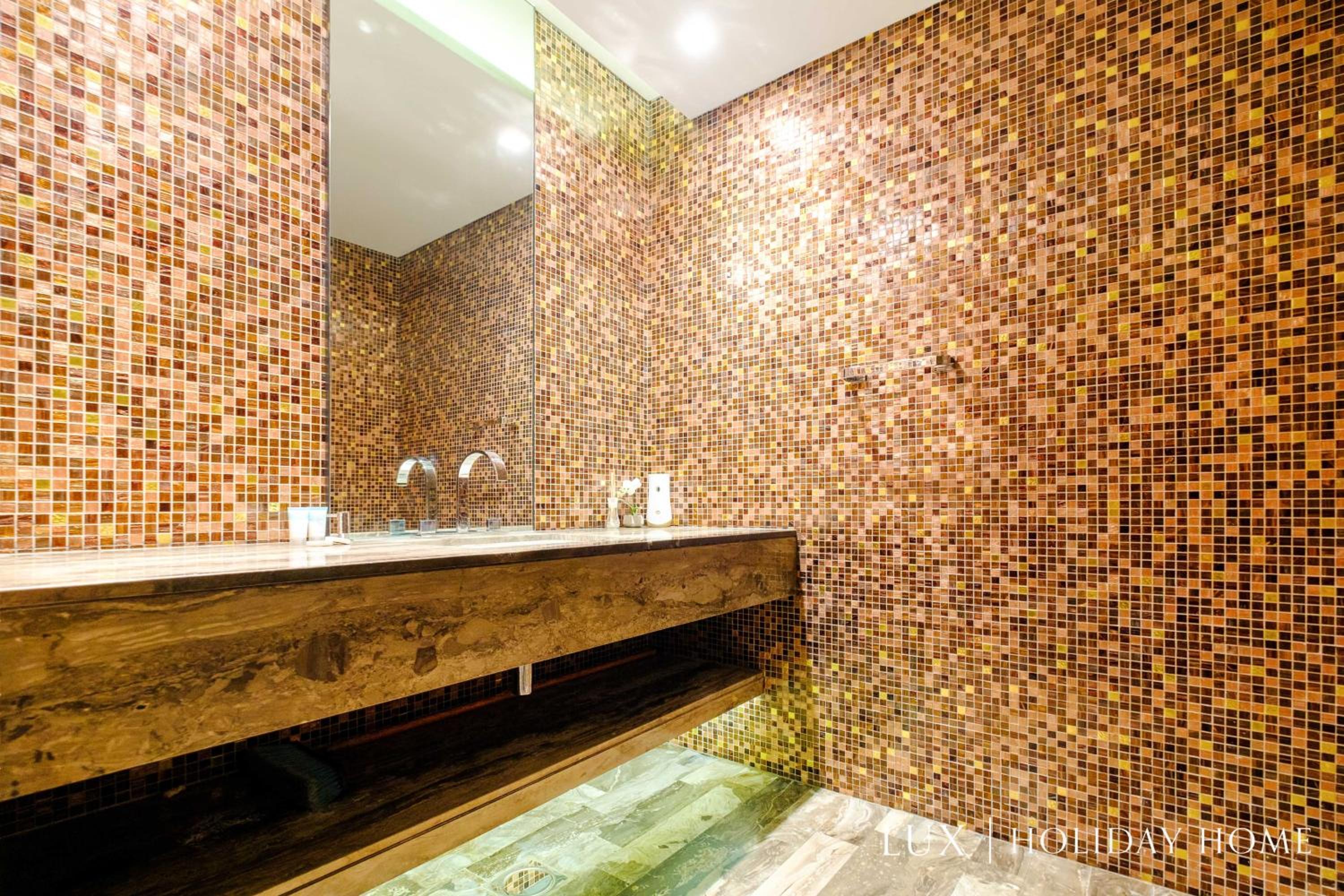 LUX - Lavish Suite with Full Palm Jumeirah View 2