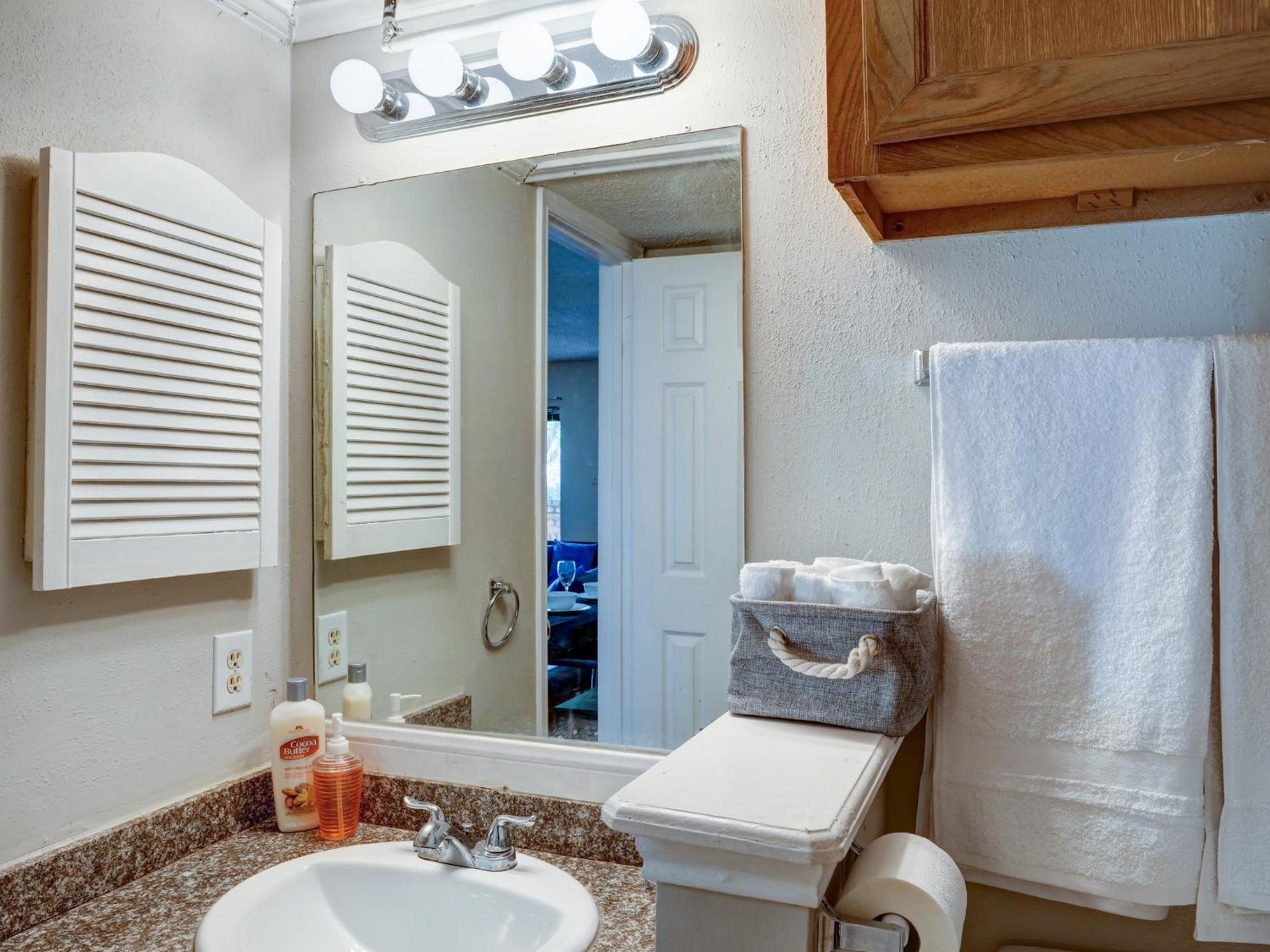 Lovely 2 bedroom, 1 bath condo with pools and gym.