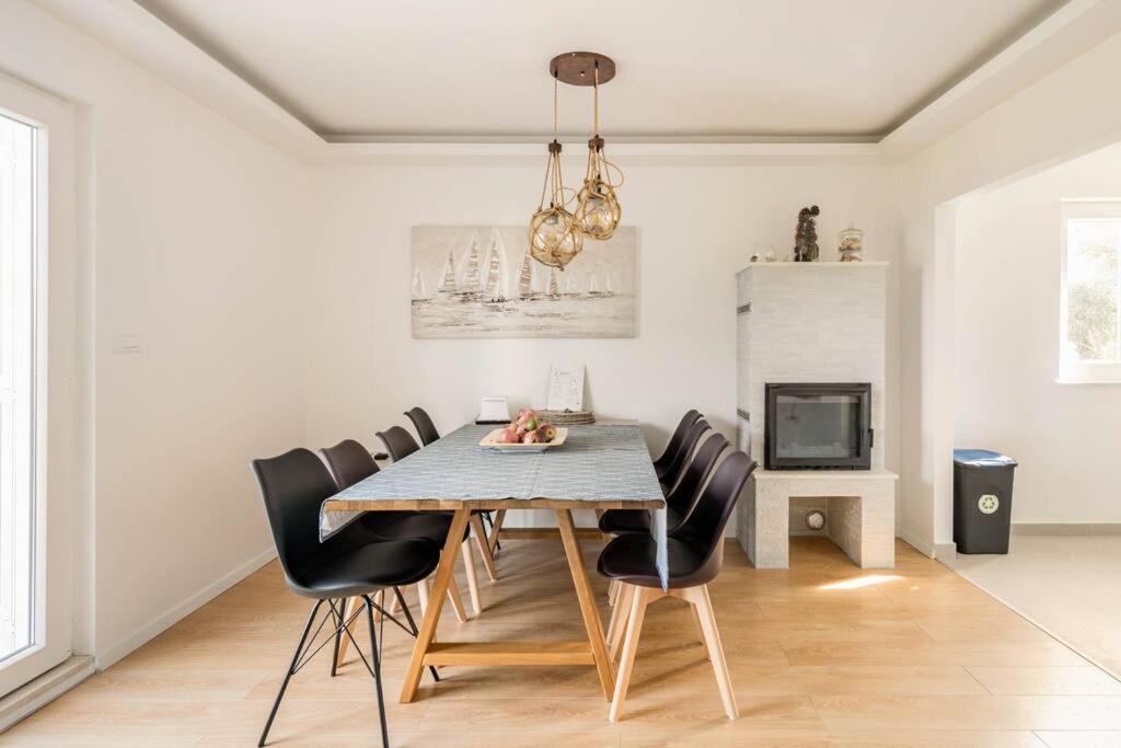 Garden house Sutivan