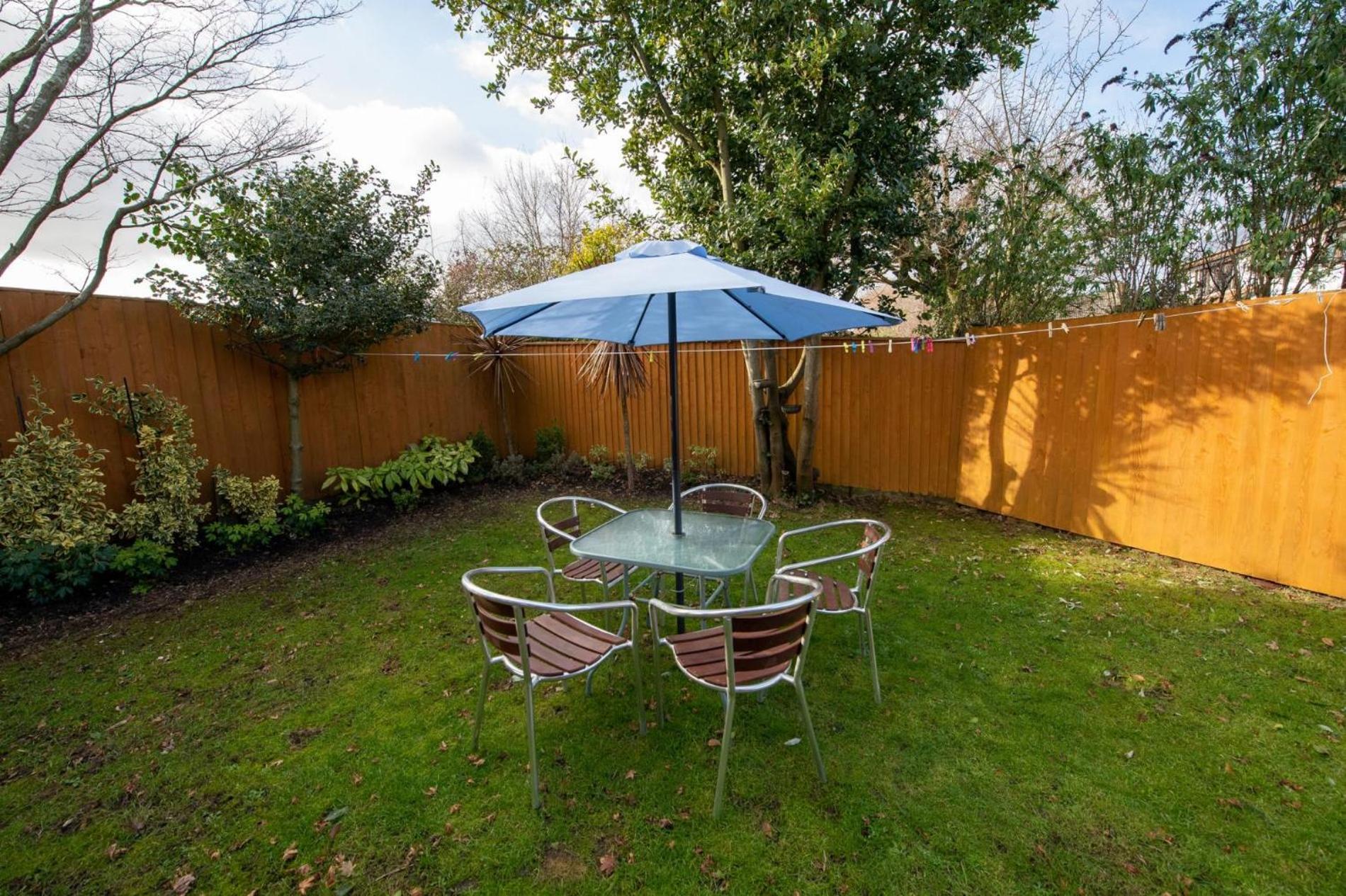 3 Bed Renovated Bungalow - 3 car or RV pkg - Garden view 3