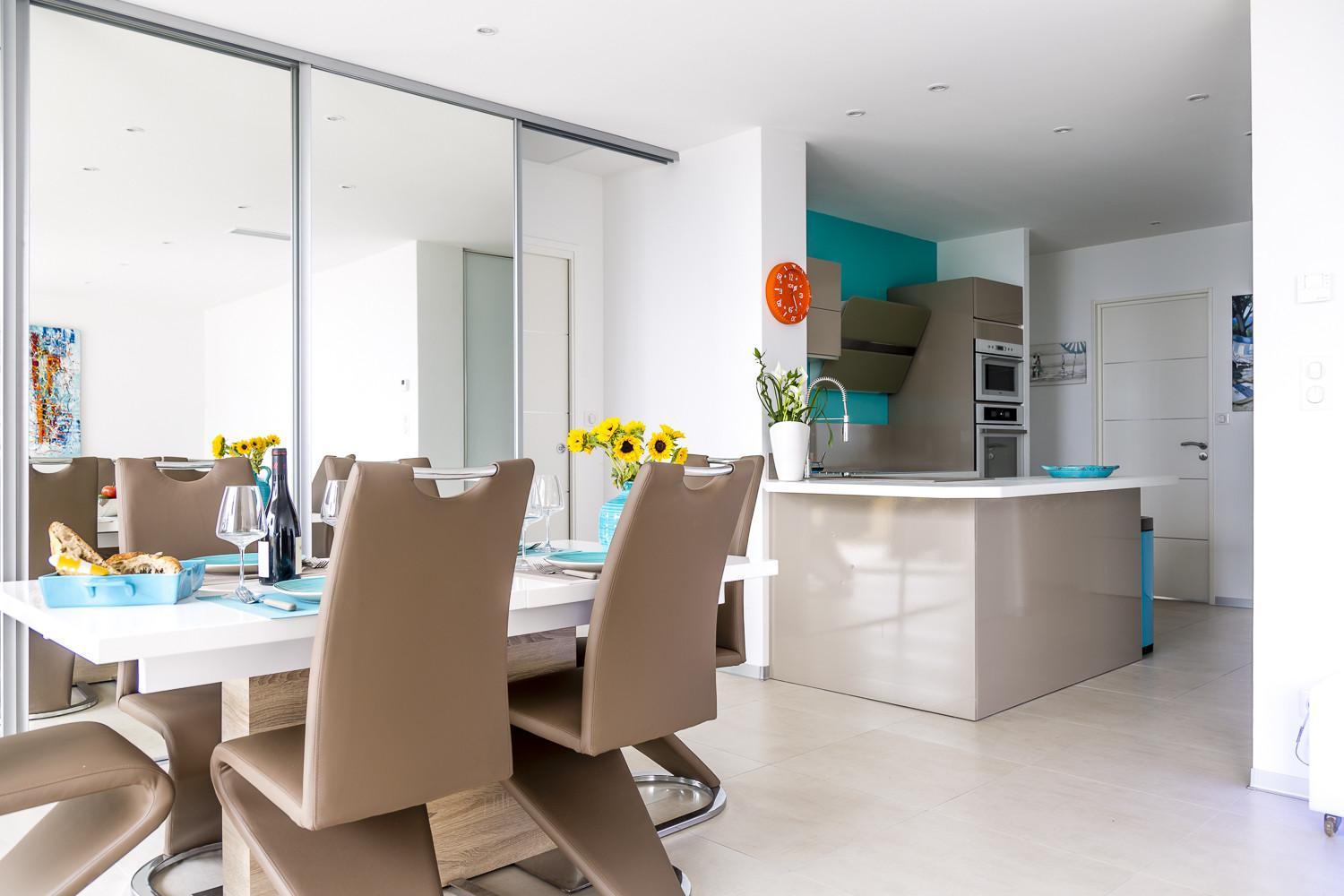 PLAGE Ground floor apartment on seafront with large terrace