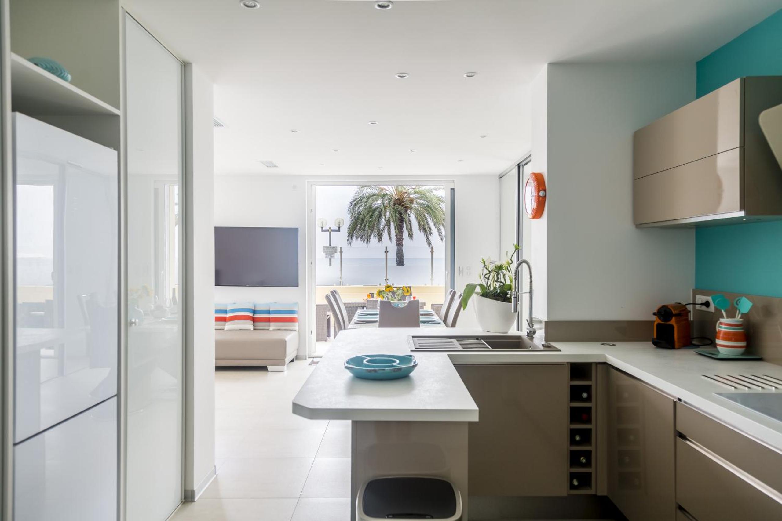 PLAGE Ground floor apartment on seafront with large terrace