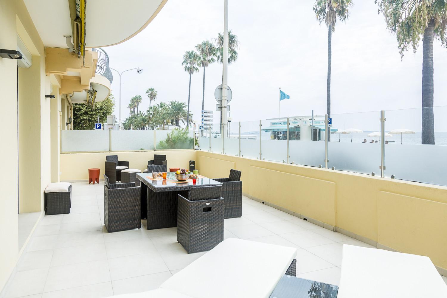 PLAGE Ground floor apartment on seafront with large terrace