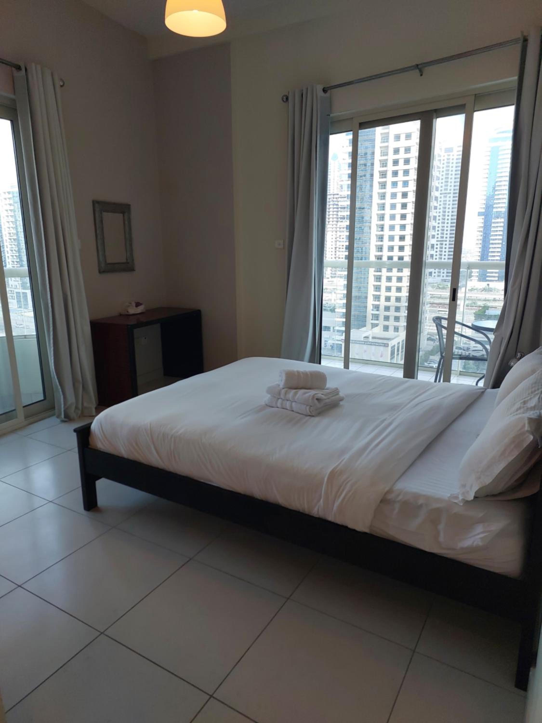 LUX Spectacular Dubai Marina View Apartment