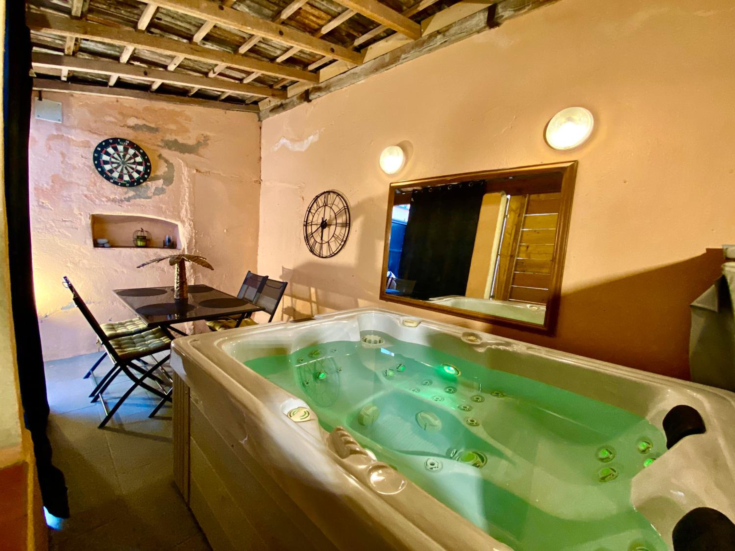 Patio, Jacuzzi Professionnel, Table de Massage, Climatisé, Le Cocon de Pedro