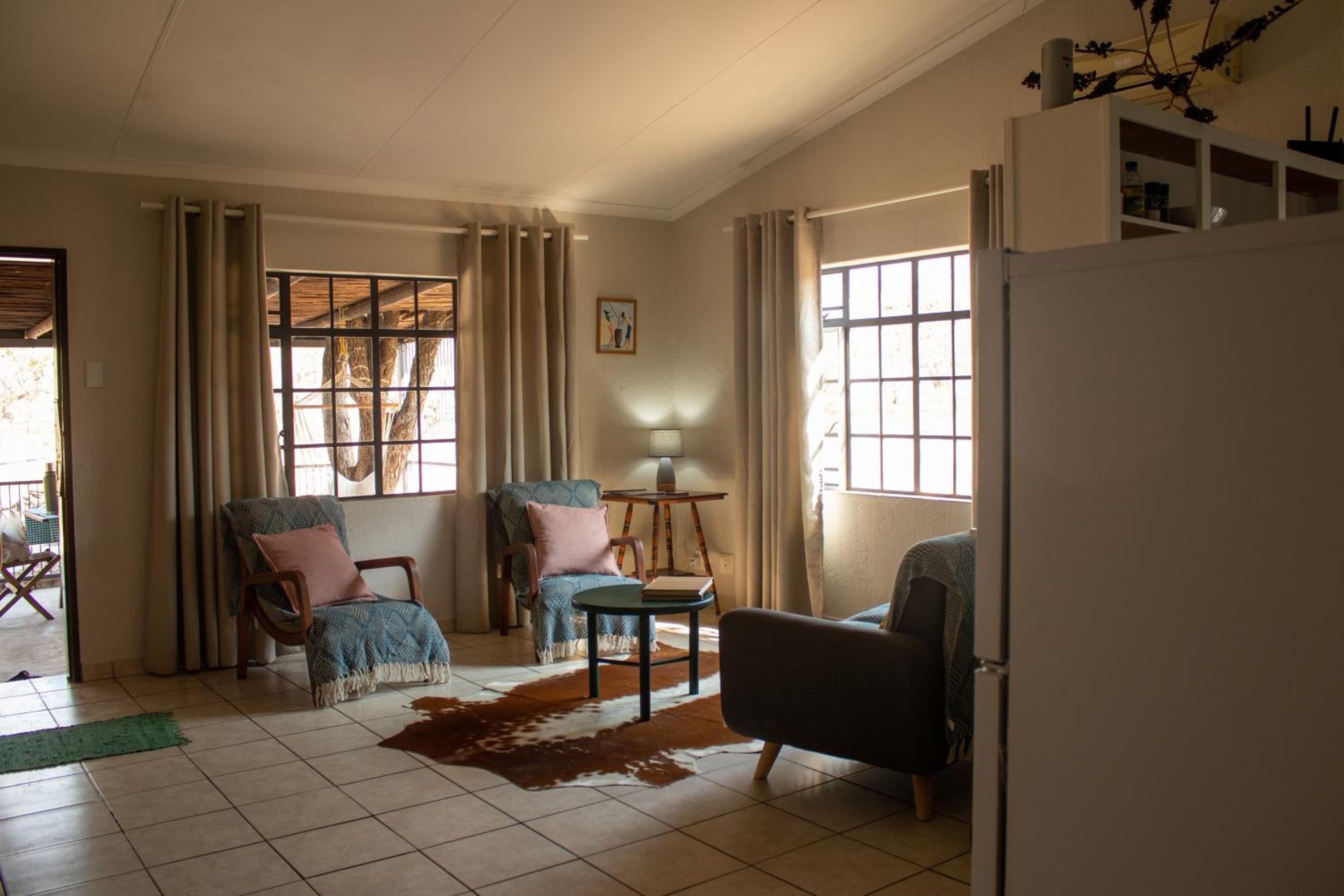 Hello Kruger Hideaway Cottage & Skilpad Studio view 3