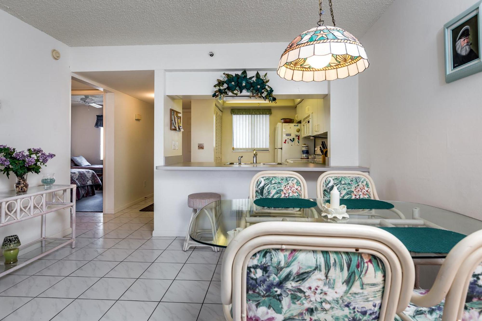 Admiral's Bay 152, 2 Bedrooms, Heated Pool, BBQ, Tennis, Elevator, Sleeps 4