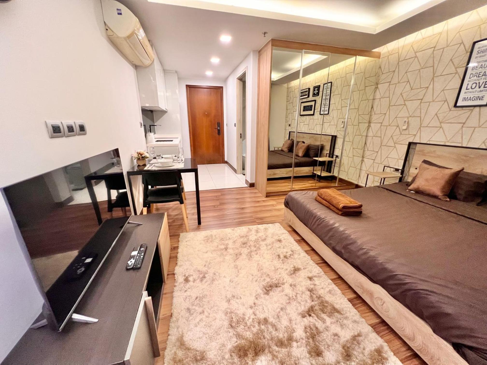 GARDEN VIEW Studio in Peak Towers view 3