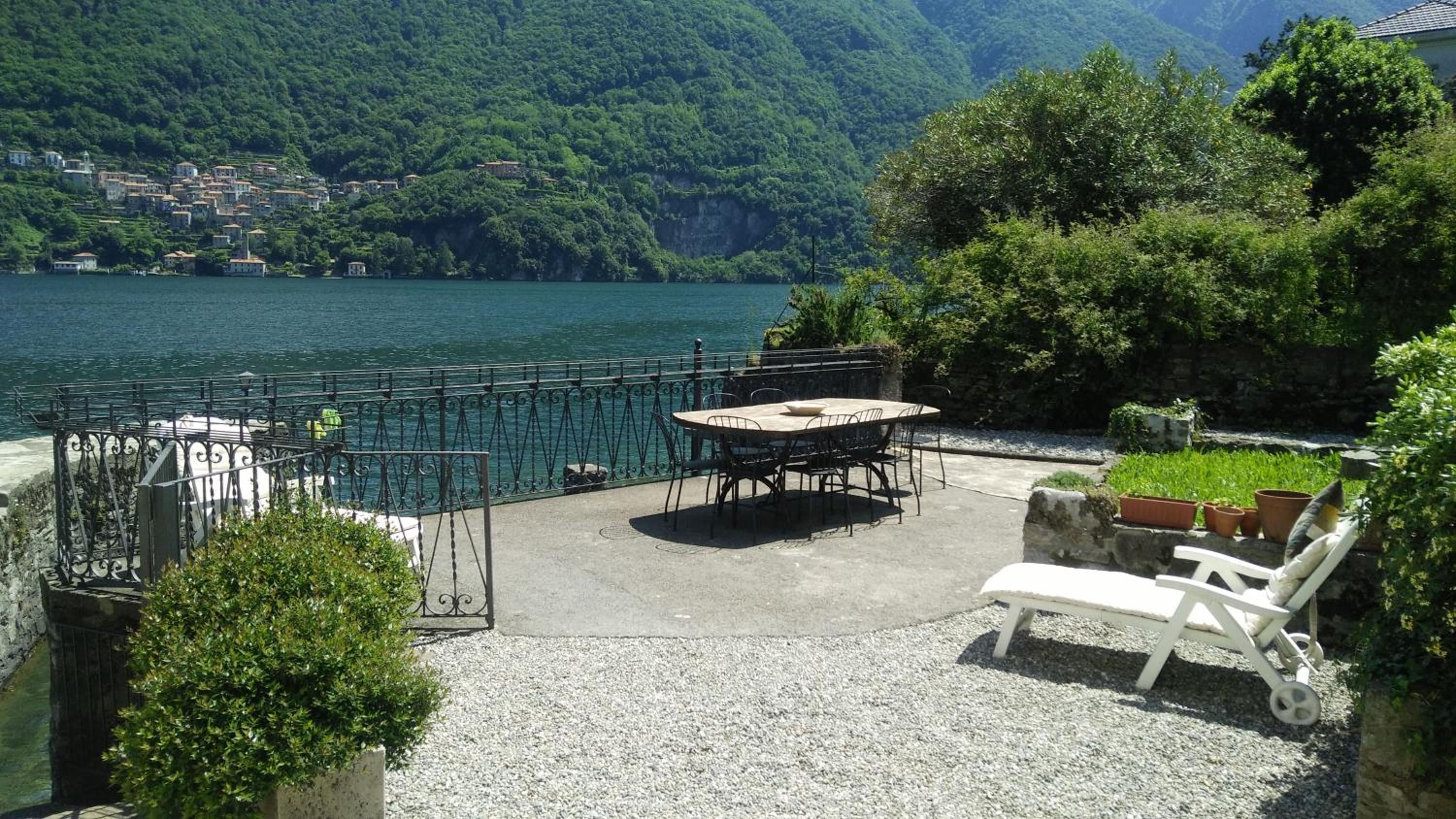 House on the lake shore of Laglio