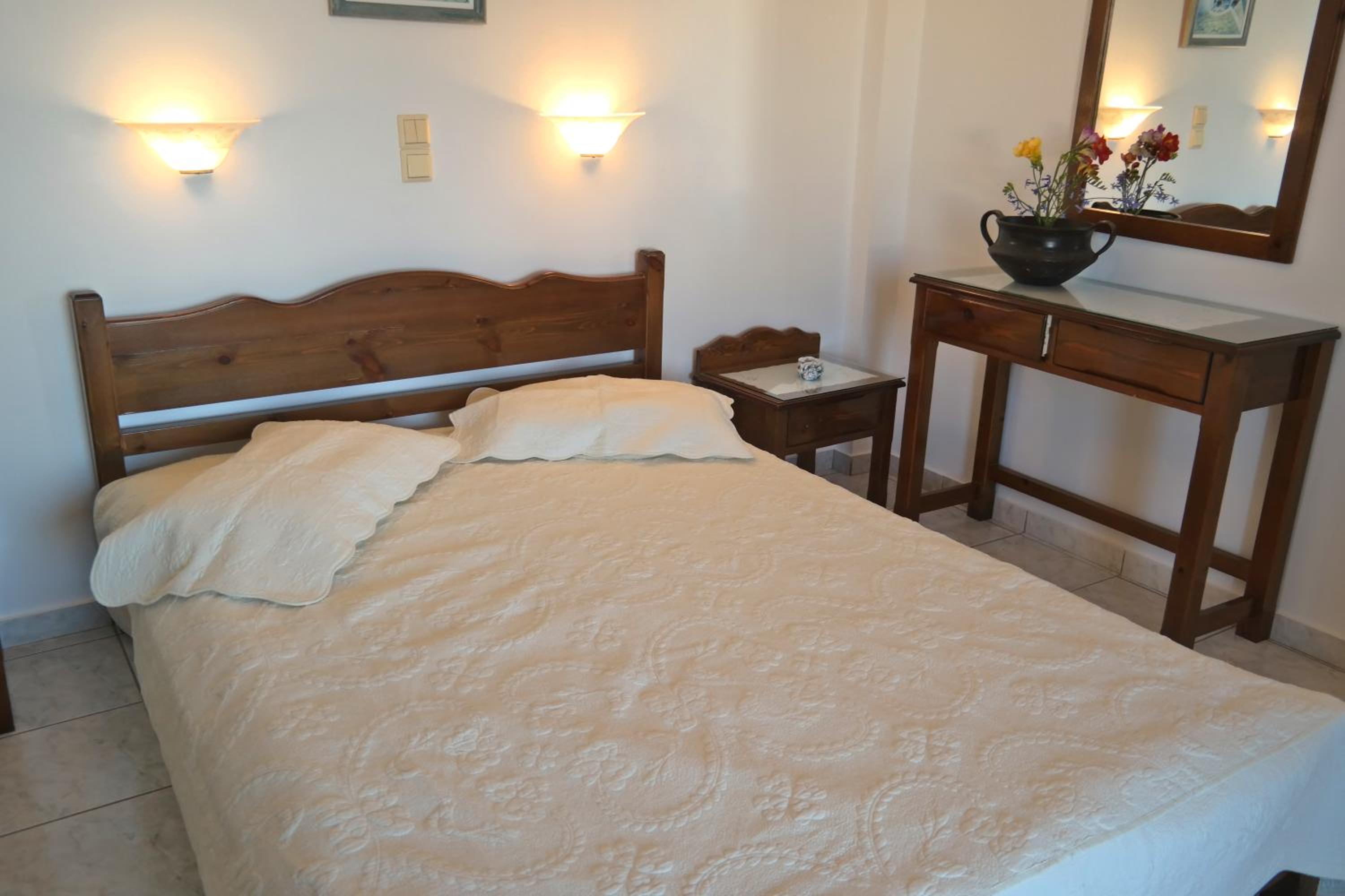 Mina's Studios in Naxos Island