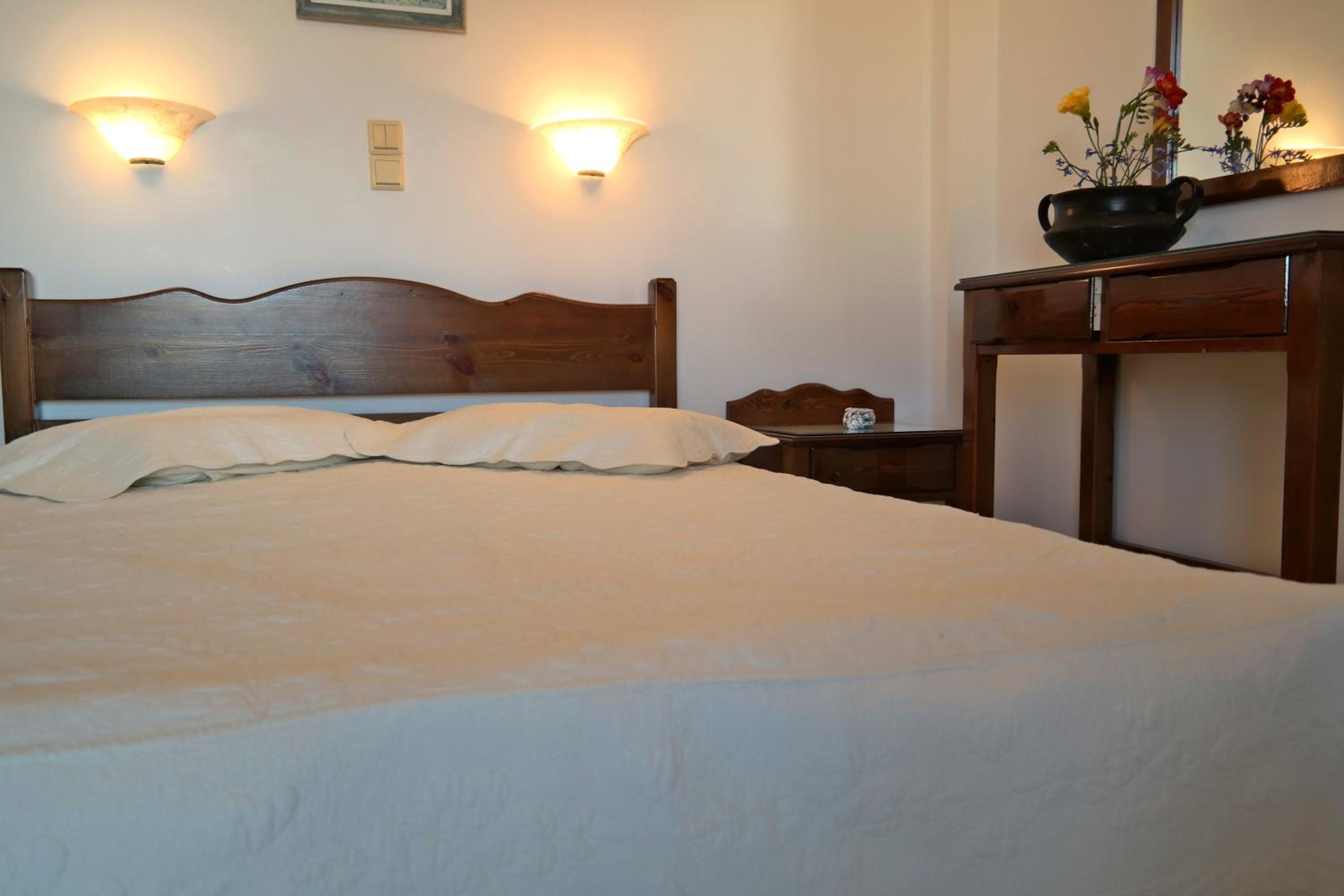 Mina's Studios in Naxos Island