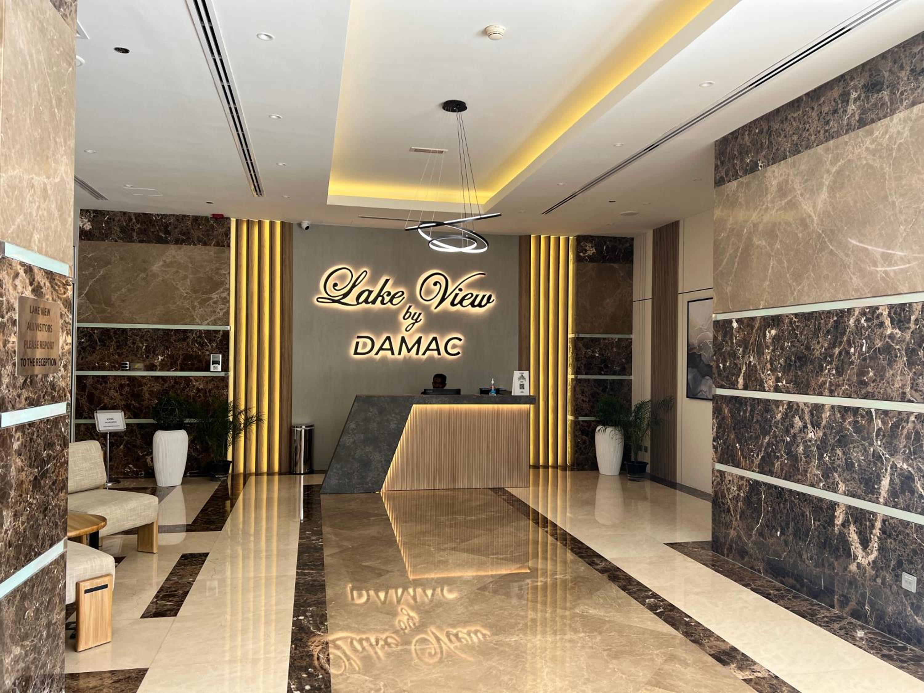 HiGuests - Superb Lake Views from this 2BR Apt in JLT