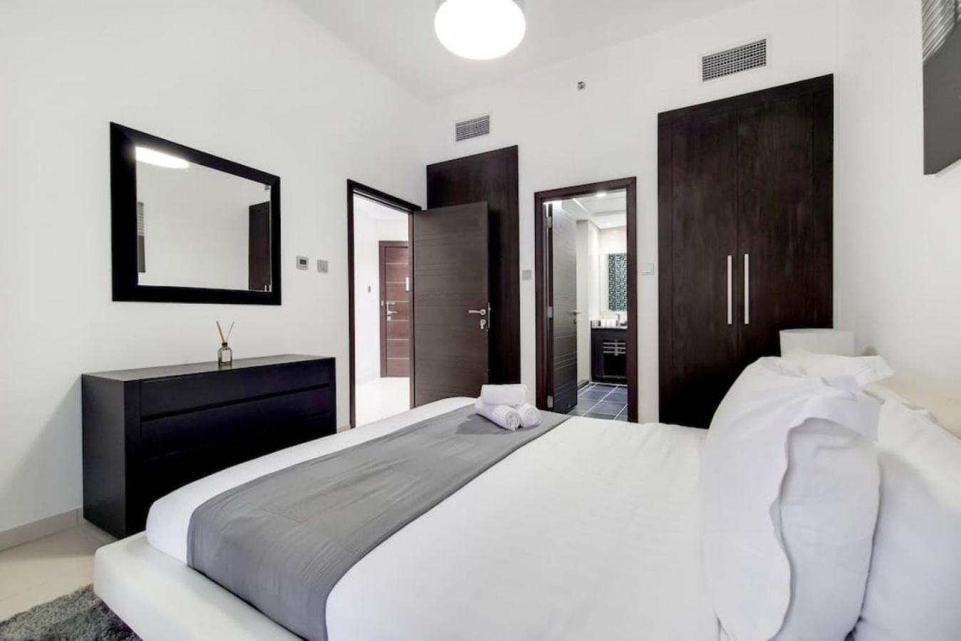 Cayan Tower, Dubai Marina - Vacationer