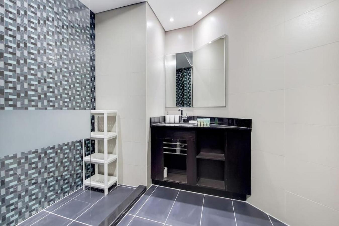 Cayan Tower, Dubai Marina - Vacationer