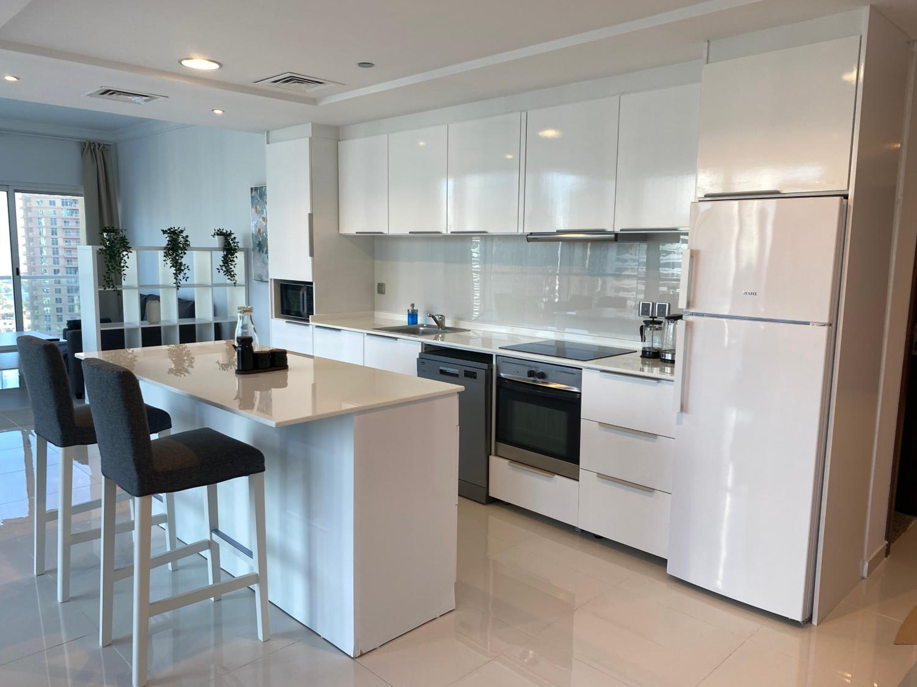 One bedroom apartment with pool & gym near Marina