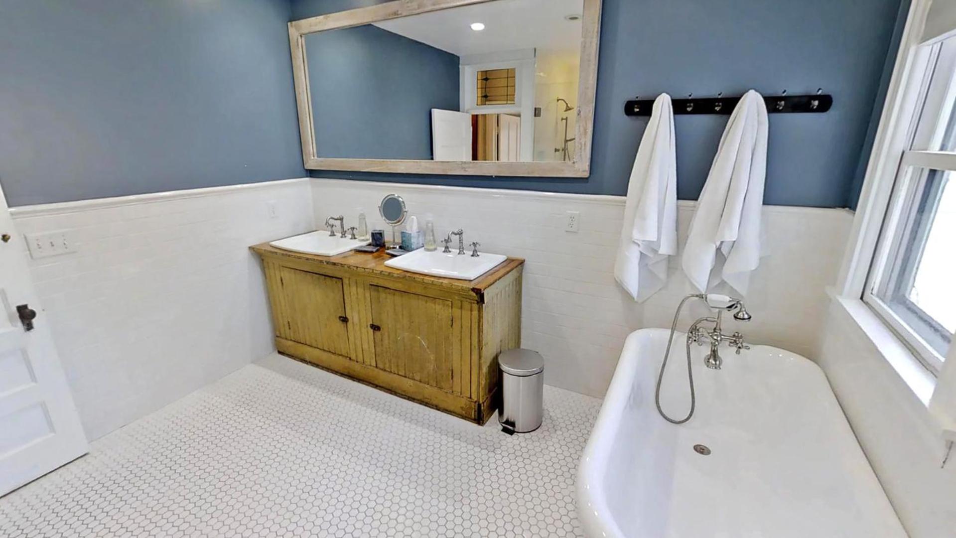 Minneapolis / St Paul Vacations - Linden Hills Luxury Charmer - Property Image 11