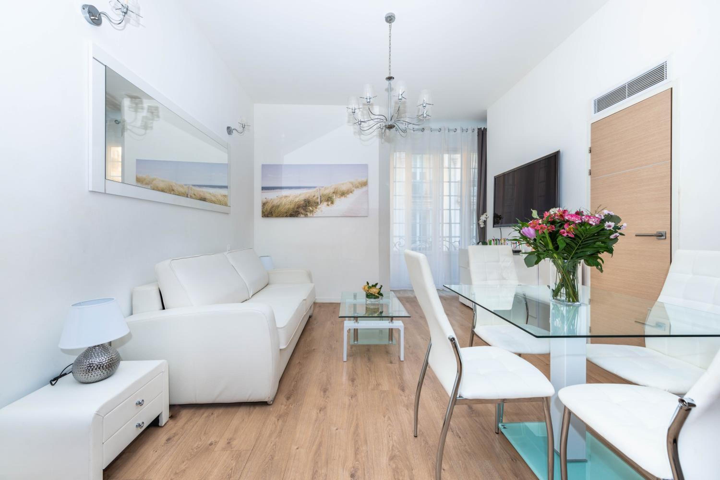 LAMARTINE- Heart of Center- Modern and Design flat photo 2
