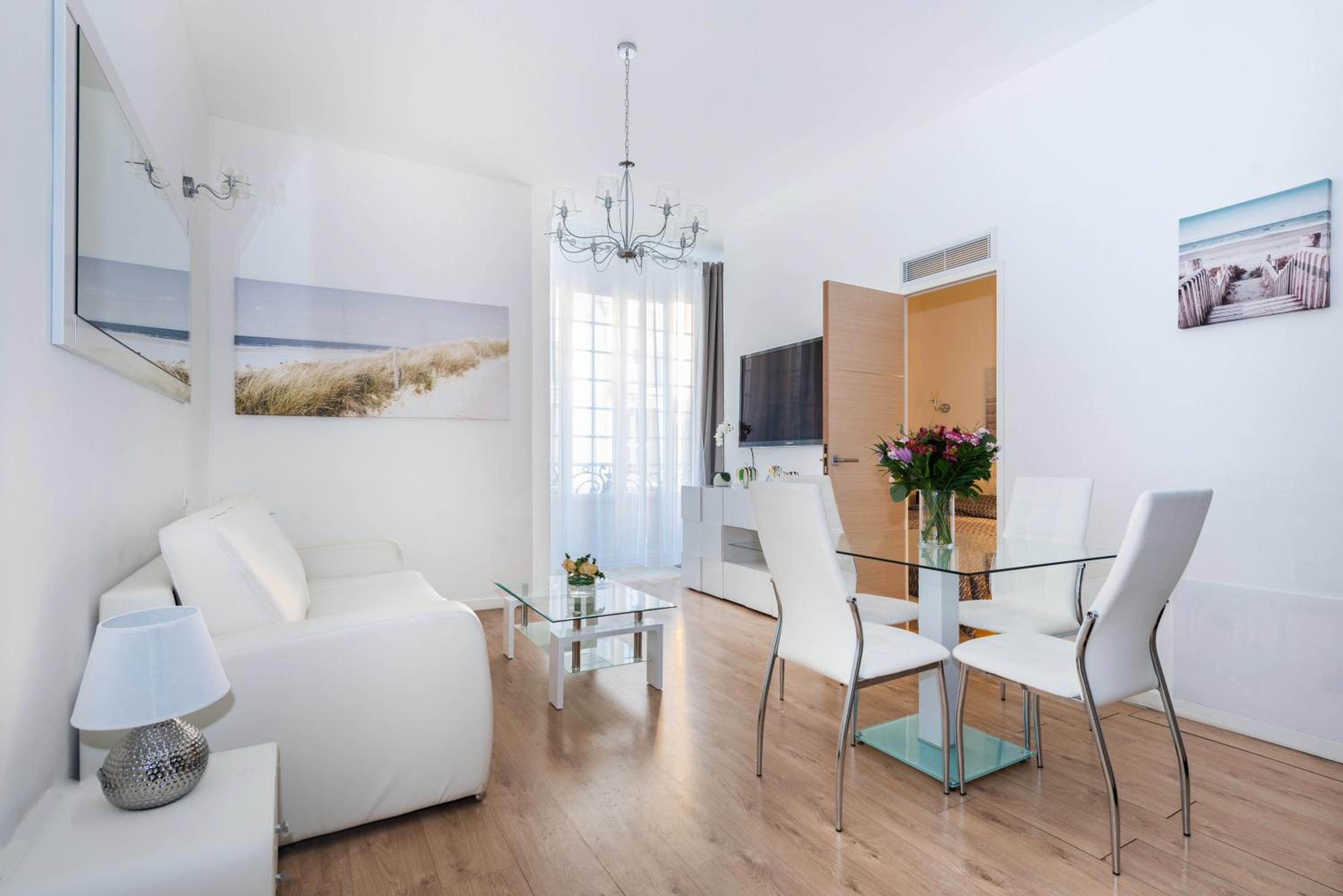 LAMARTINE- Heart of Center- Modern and Design flat photo 1