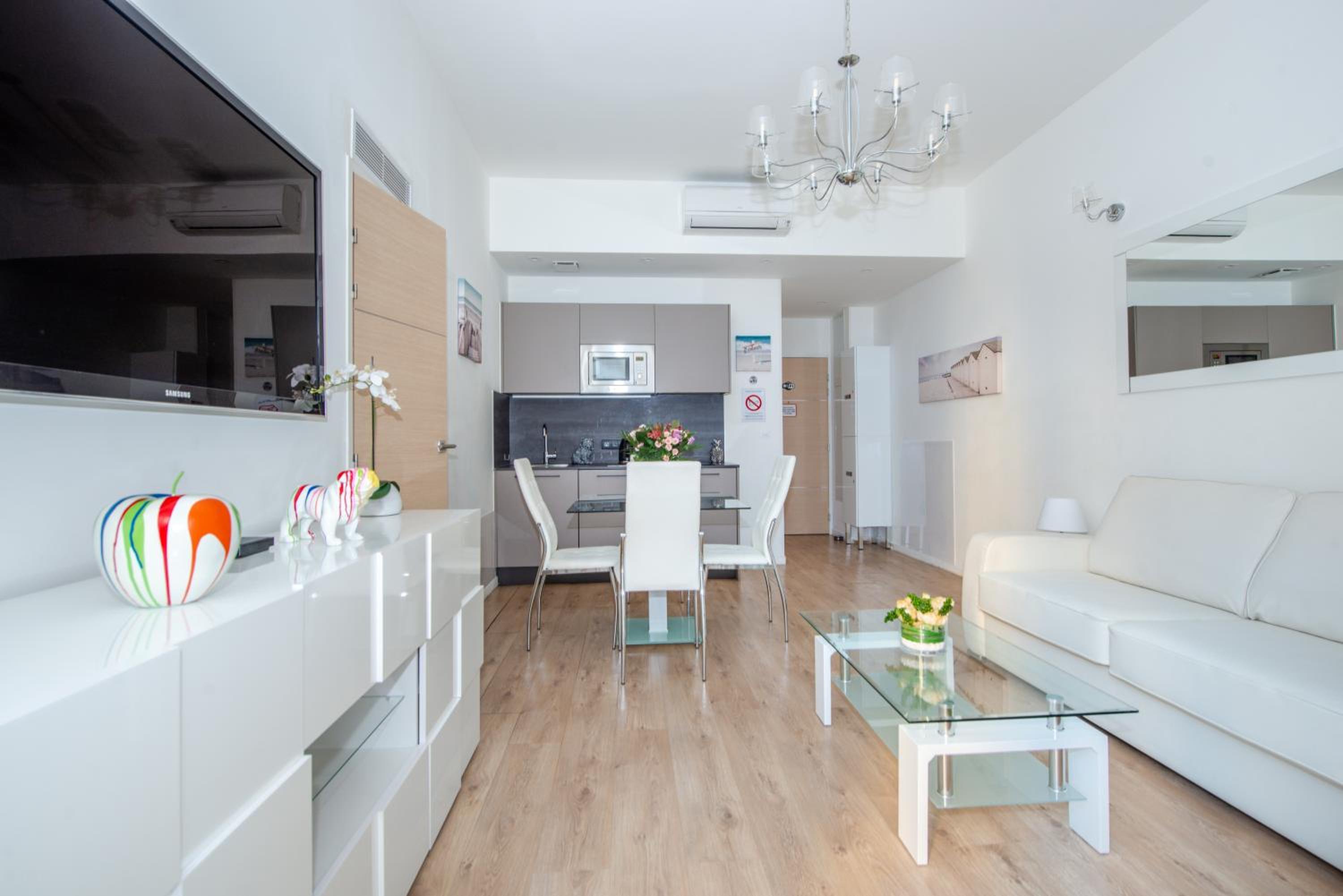 LAMARTINE- Heart of Center- Modern and Design flat photo 4