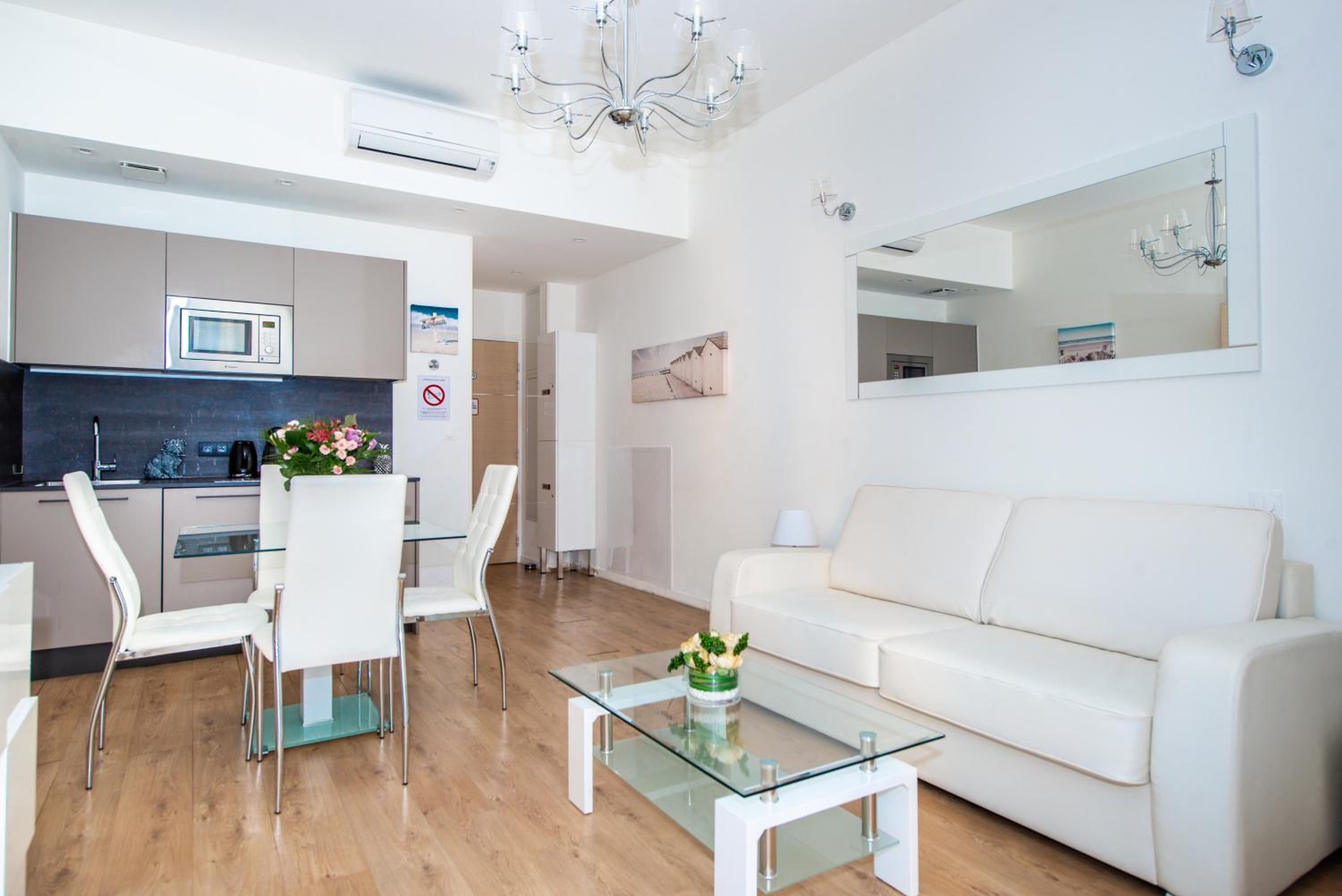 LAMARTINE- Heart of Center- Modern and Design flat photo 3