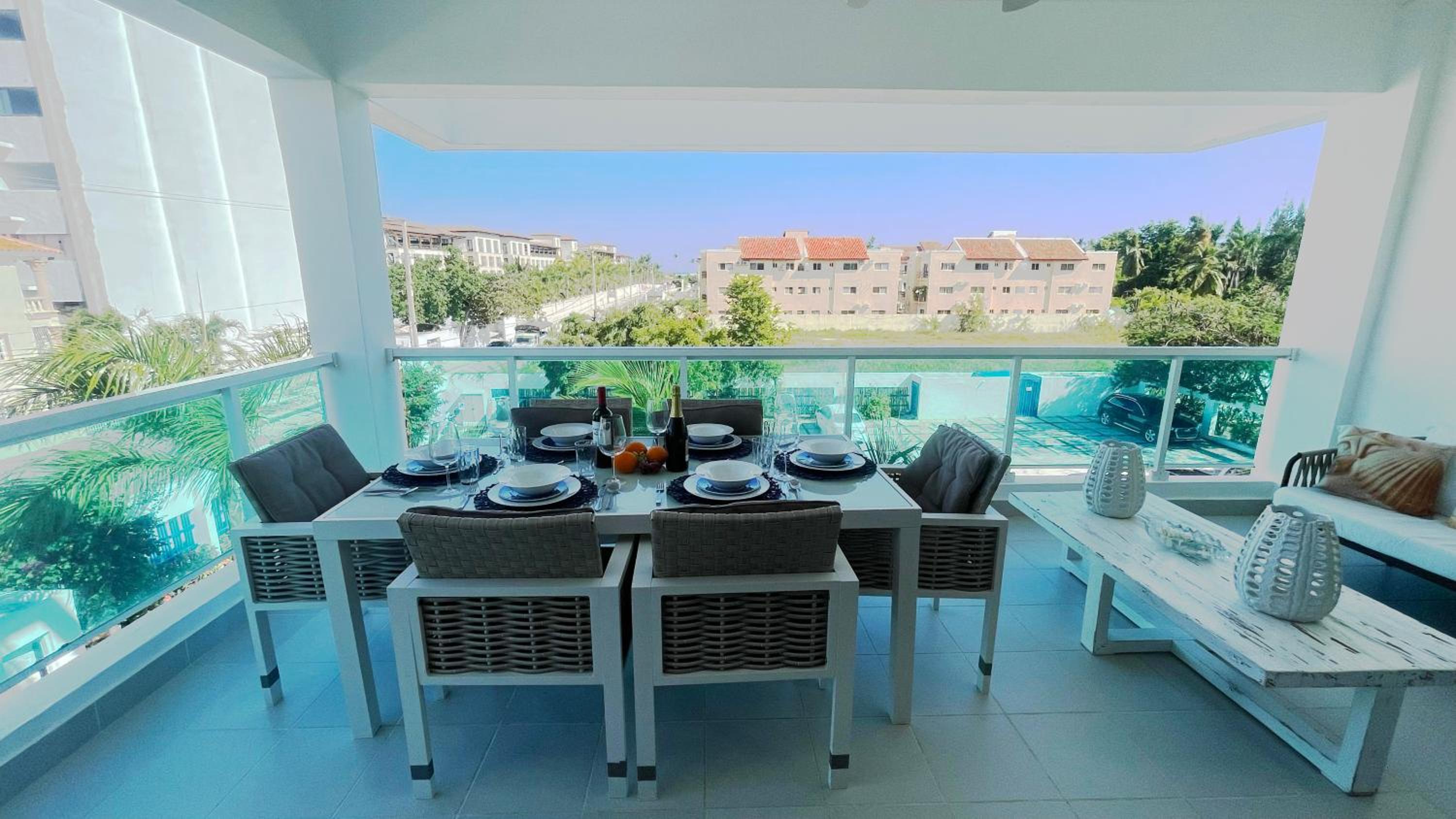 Relaxing 2 Bedroom Ocean View with Pool Close to the Beach
