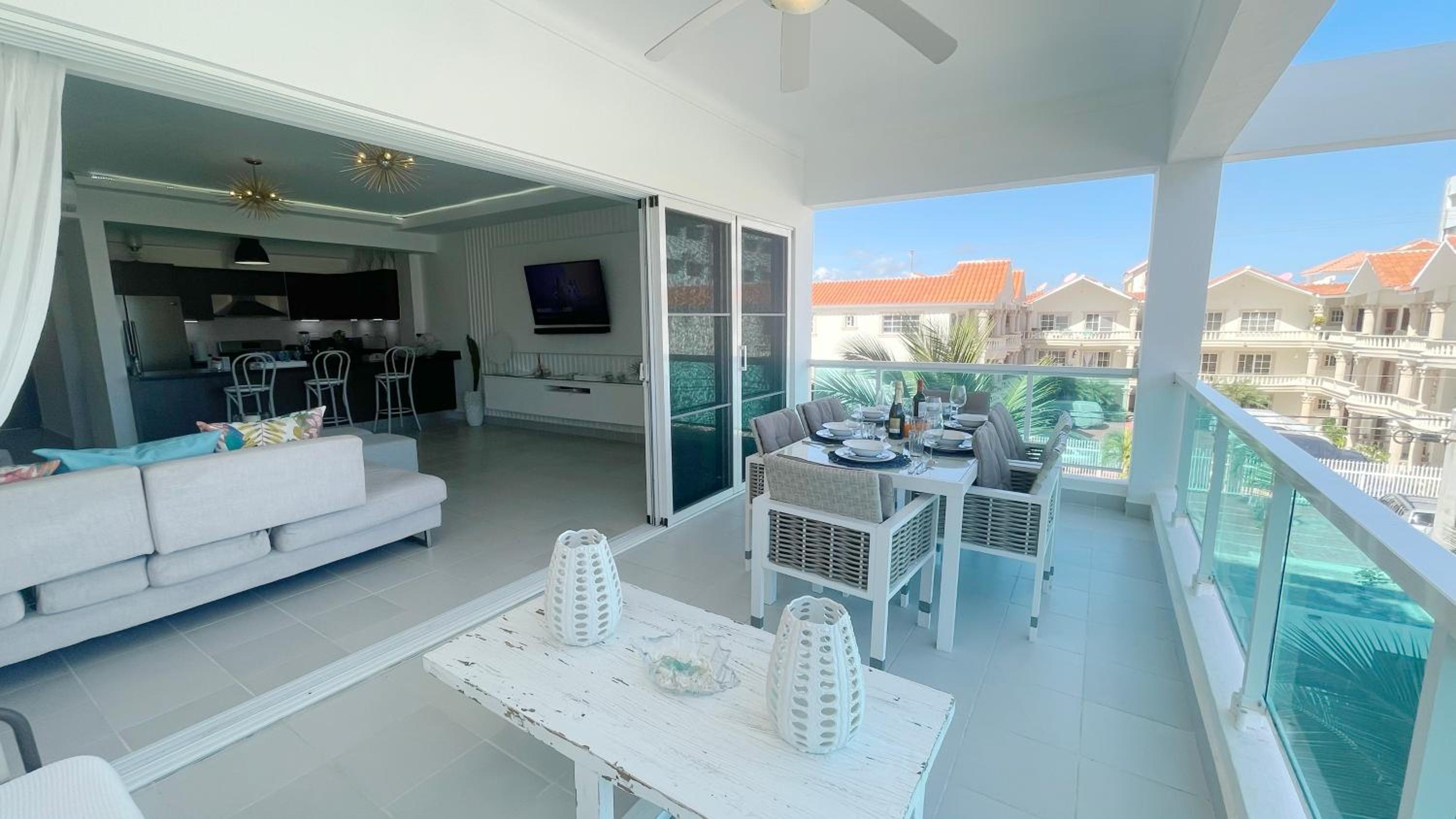 Relaxing 2 Bedroom Ocean View with Pool Close to the Beach