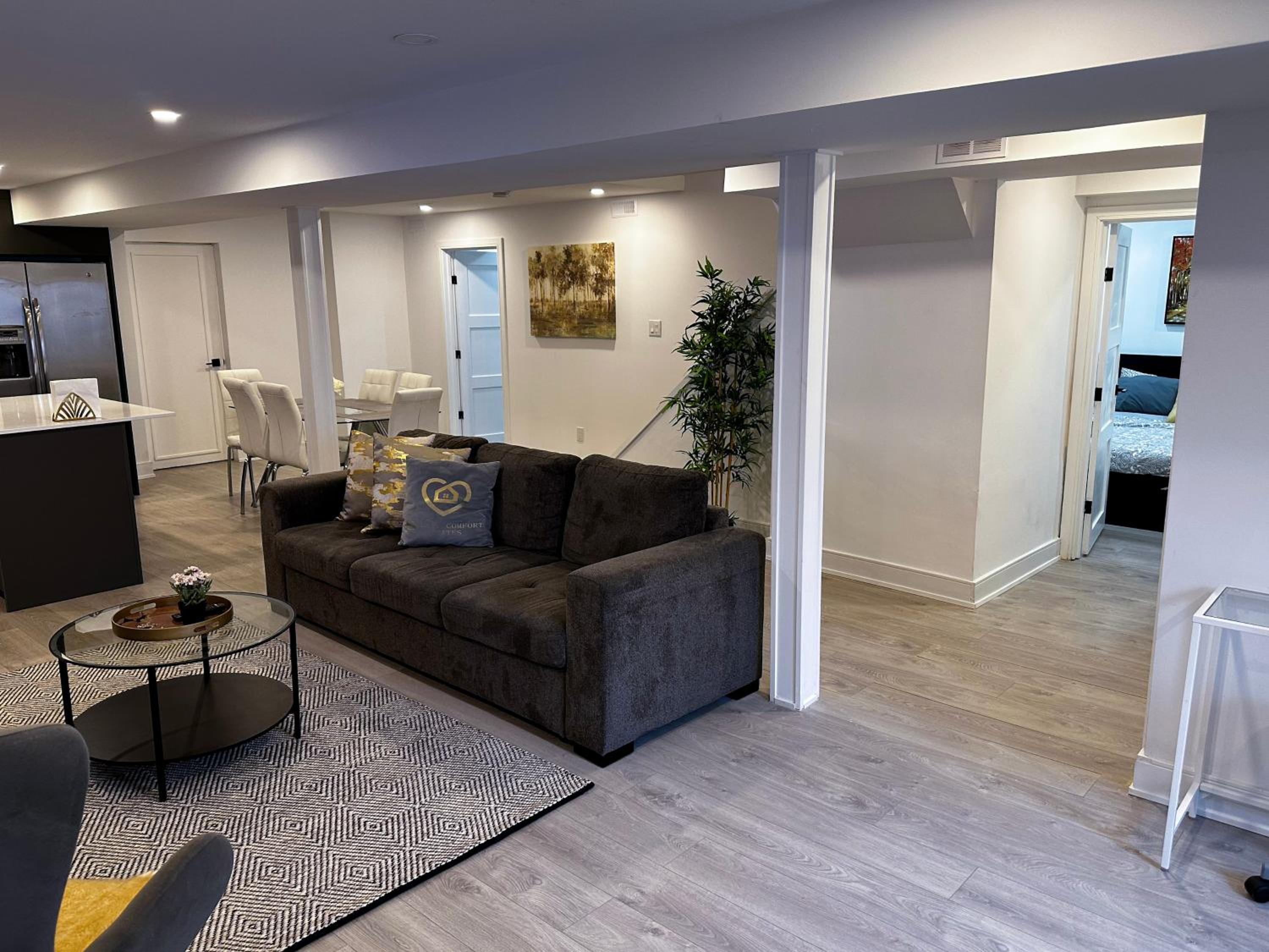 New  Renovated Spacious 2BR Apt in Thornhill - Property Image 25