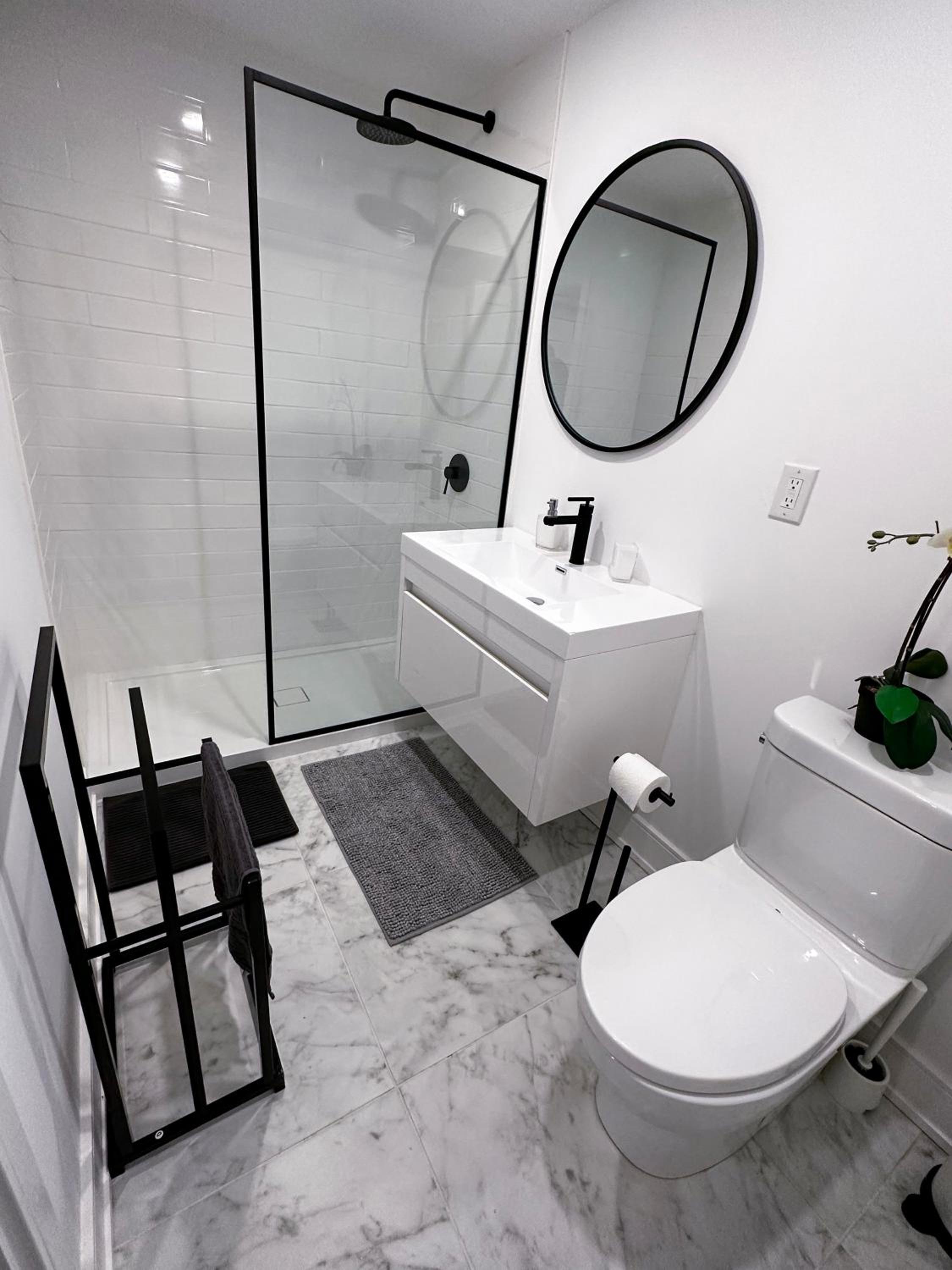 New  Renovated Spacious 2BR Apt in Thornhill - Property Image 4