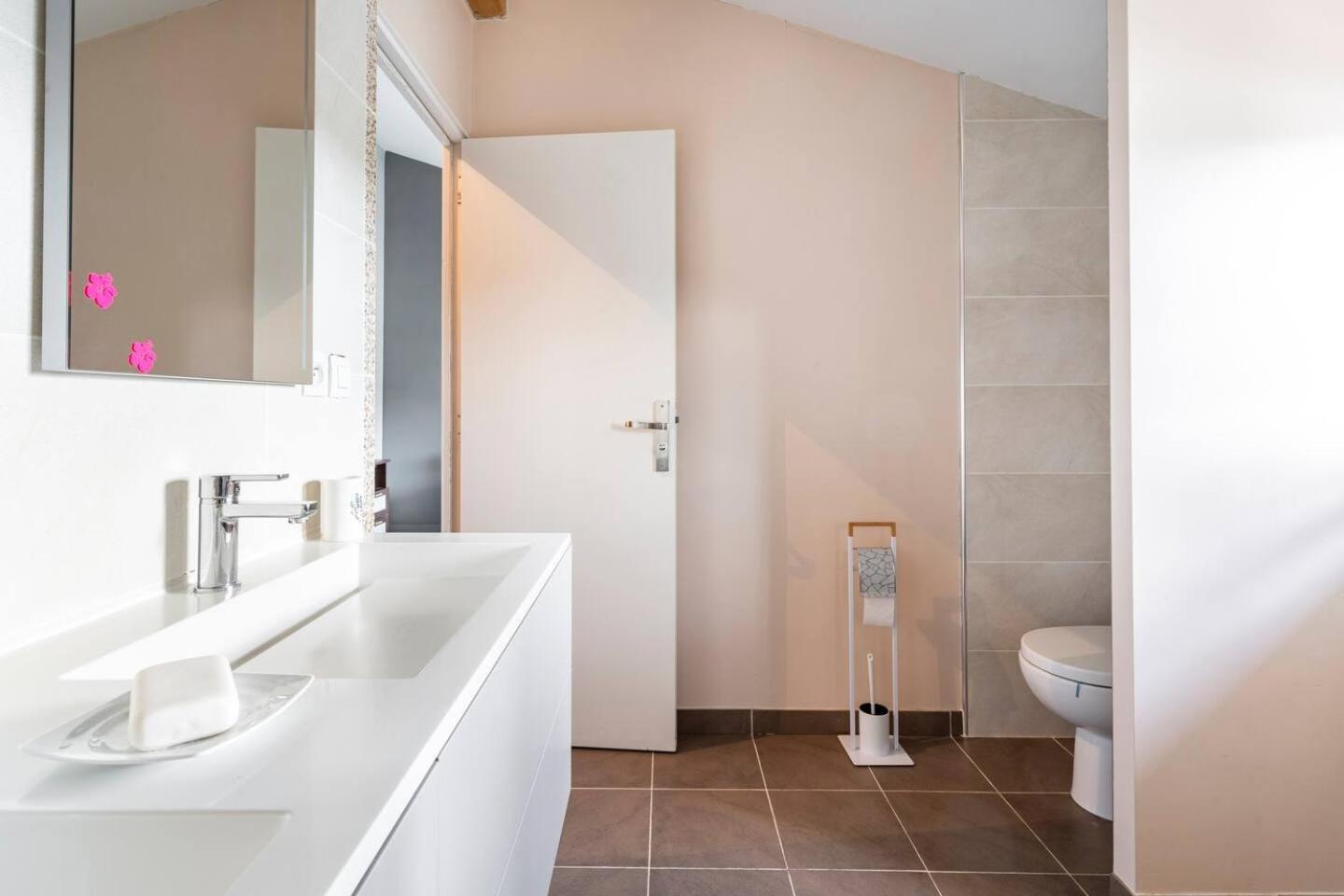 Grande chambre privée avec salle de bain et WC view 5
