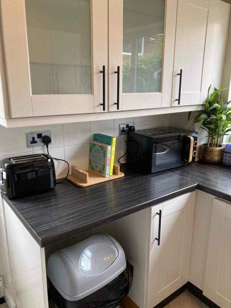 Modern cosy home sleeps 6 with parking nr Preston