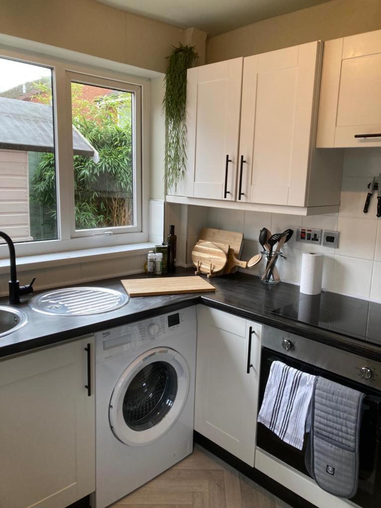 Modern cosy home sleeps 6 with parking nr Preston