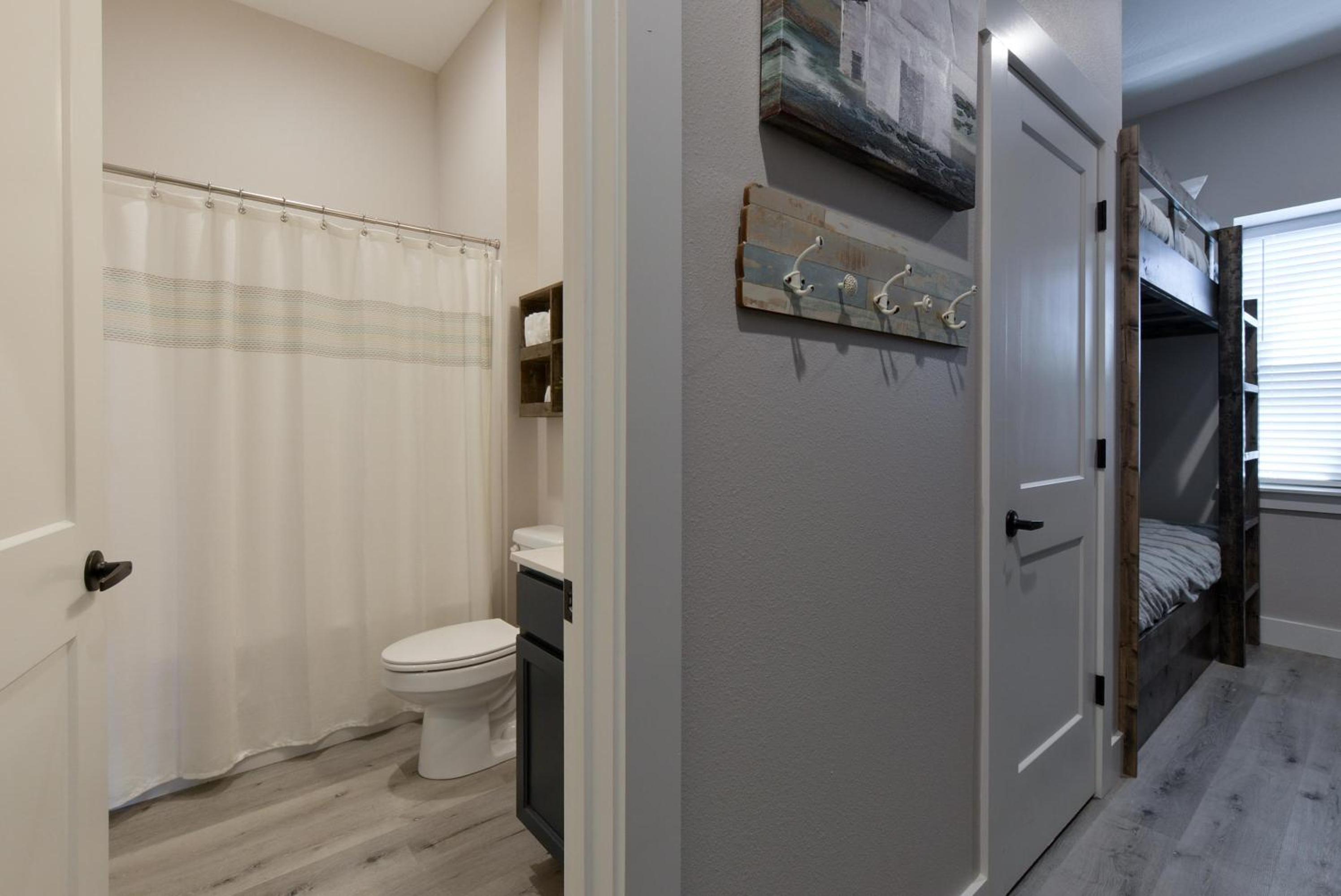 Journeys Remedy - Lake View - Closest To Indoor Pool - Sleeps 30
