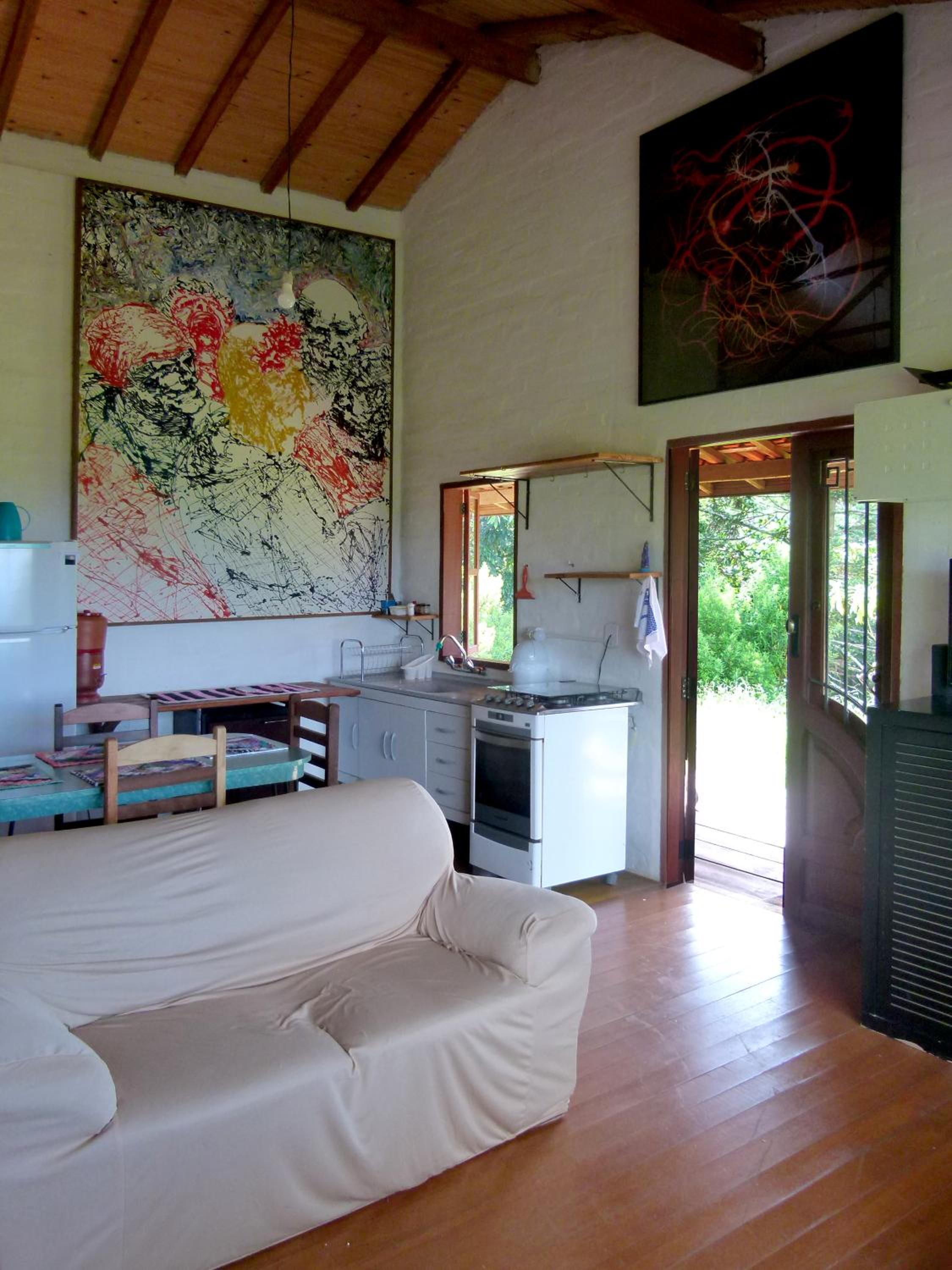 Casa ecológica na montanha com vista para o vale
