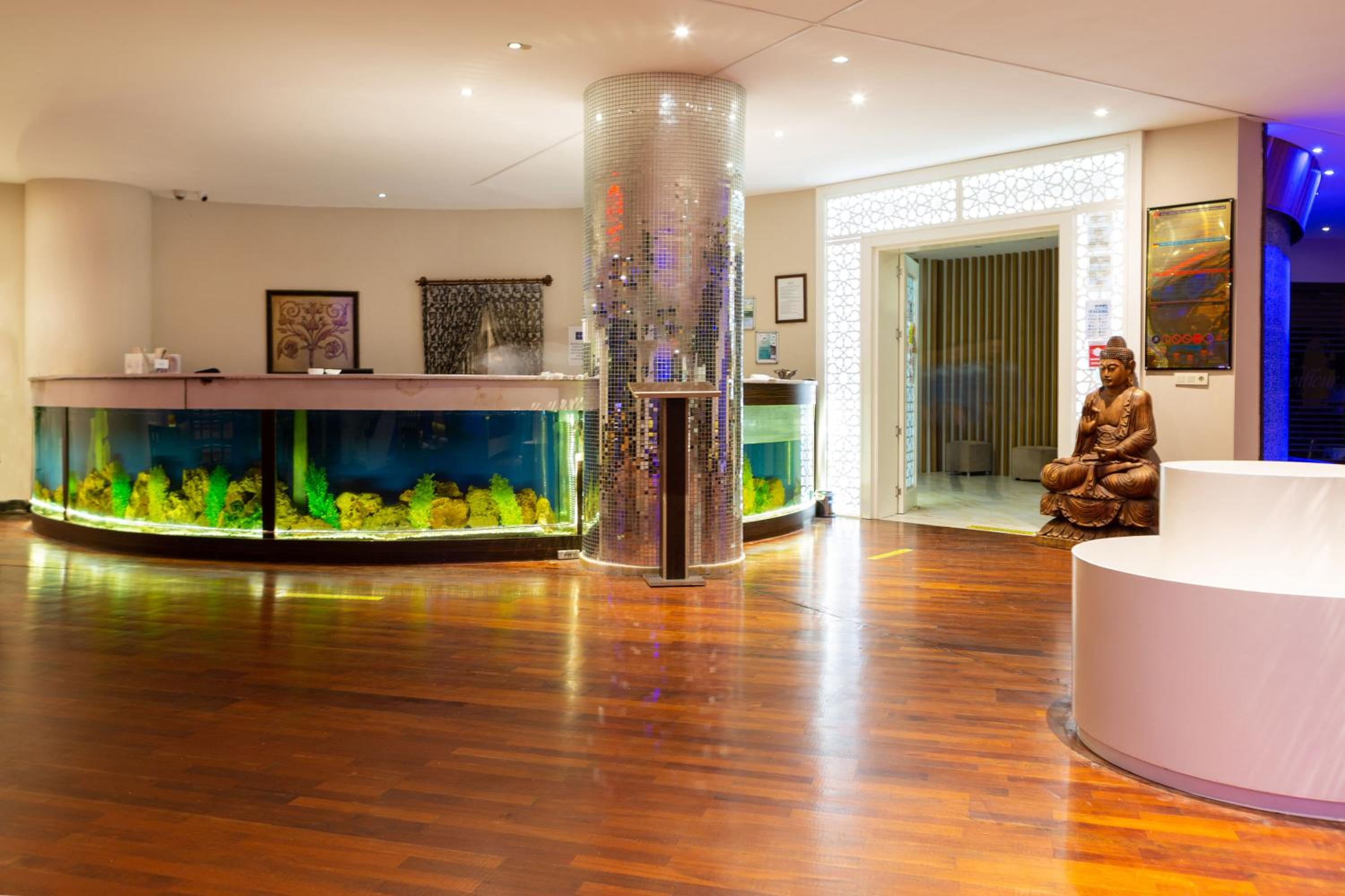Lobby & Reception