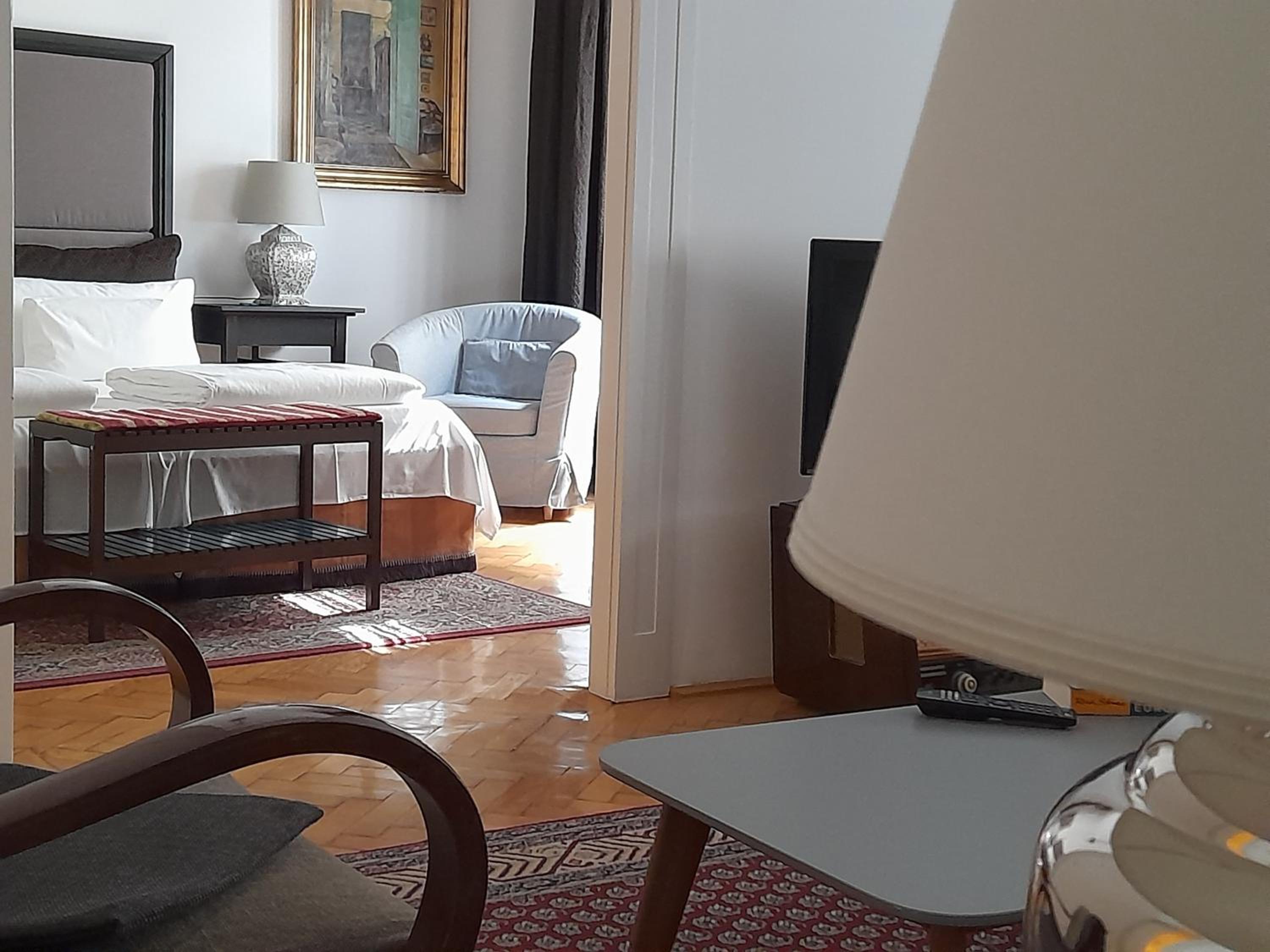 3 bedrooms suite, 2 bathrooms, balcony at Opera