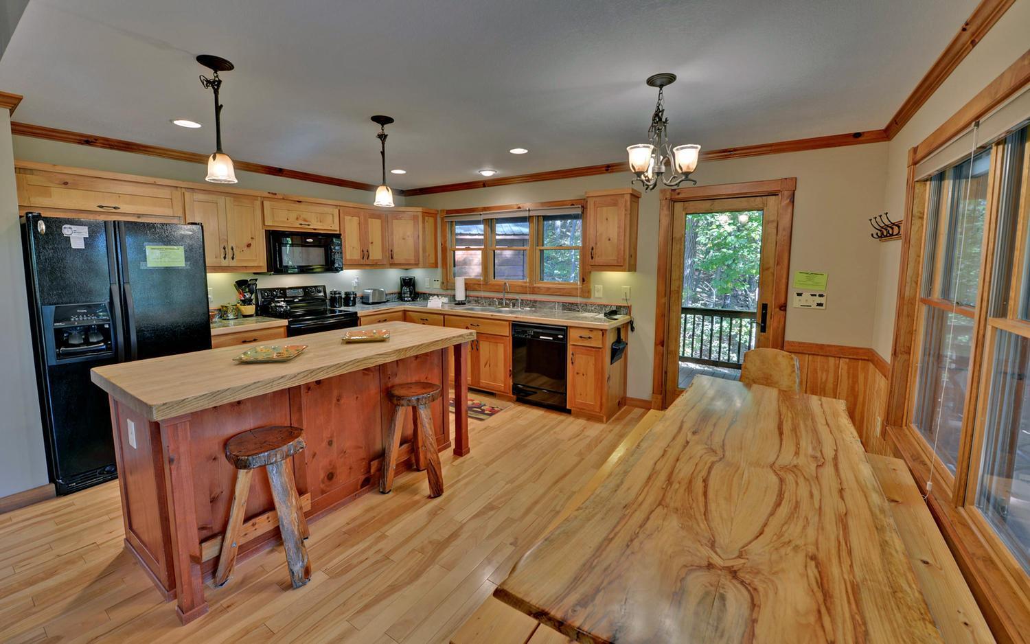 Beautiful Cabin In Forest With Hot Tub! view 3