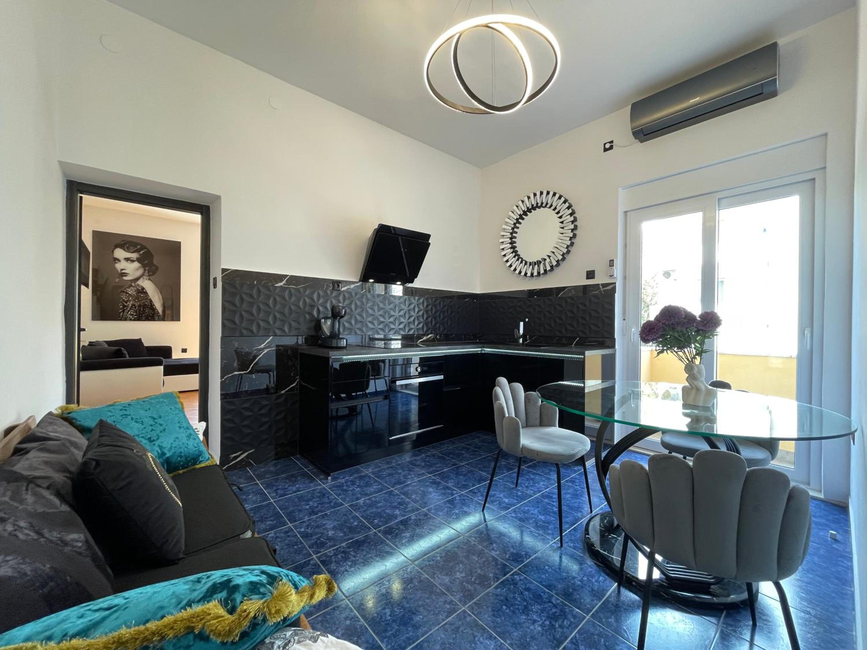 Mini Palais - Beachfront, 5 min center, terrace