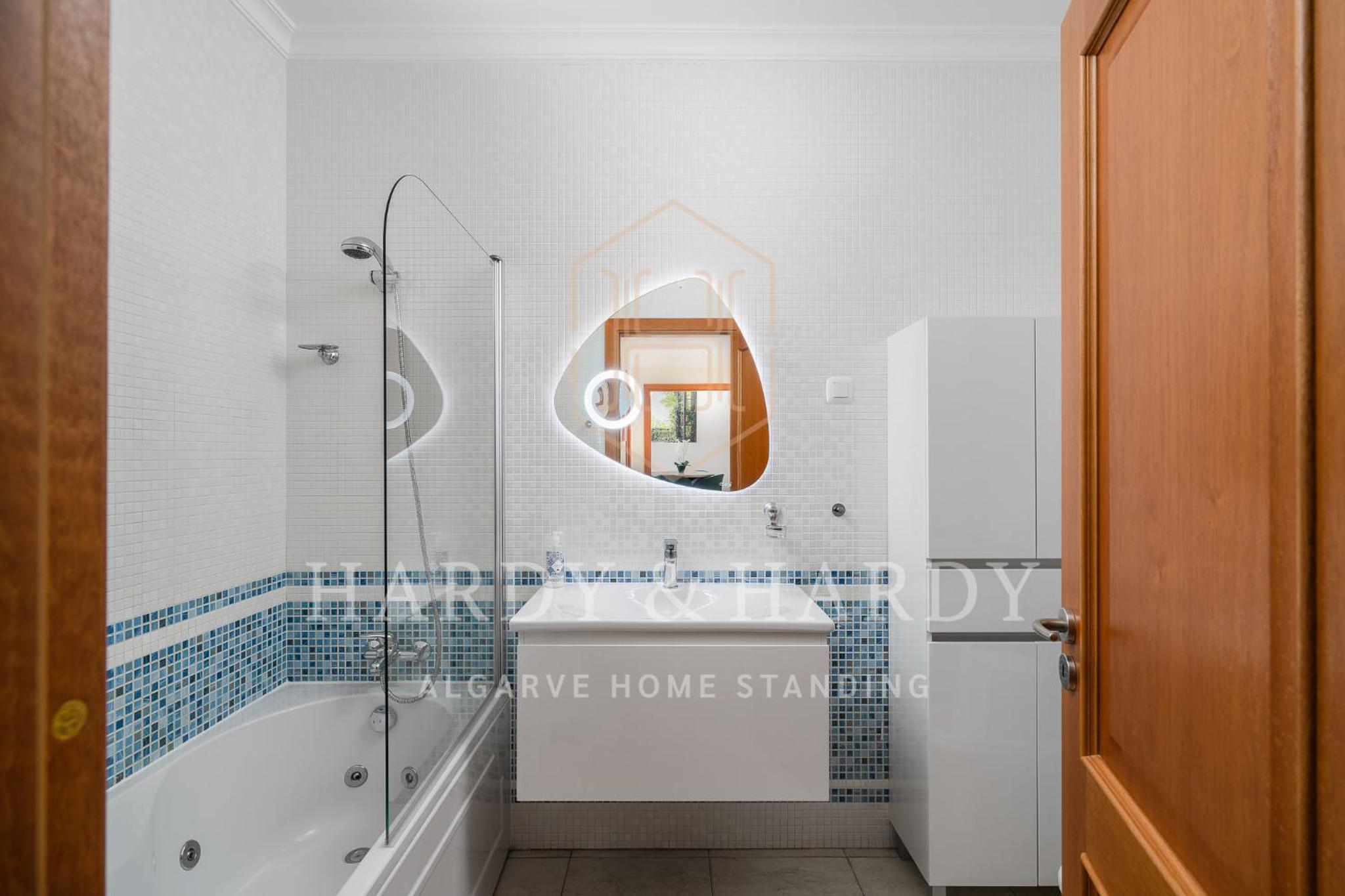 H&H - RARE Chic & Cosy Apartment with wonderful sea views, near to Meia Praia beach and Lagos center