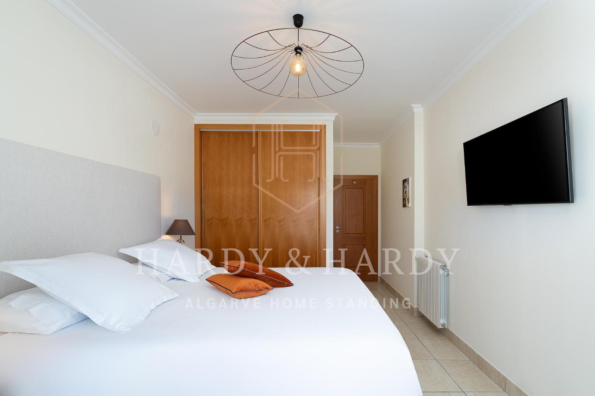 H&H - RARE Chic & Cosy Apartment with wonderful sea views, near to Meia Praia beach and Lagos center