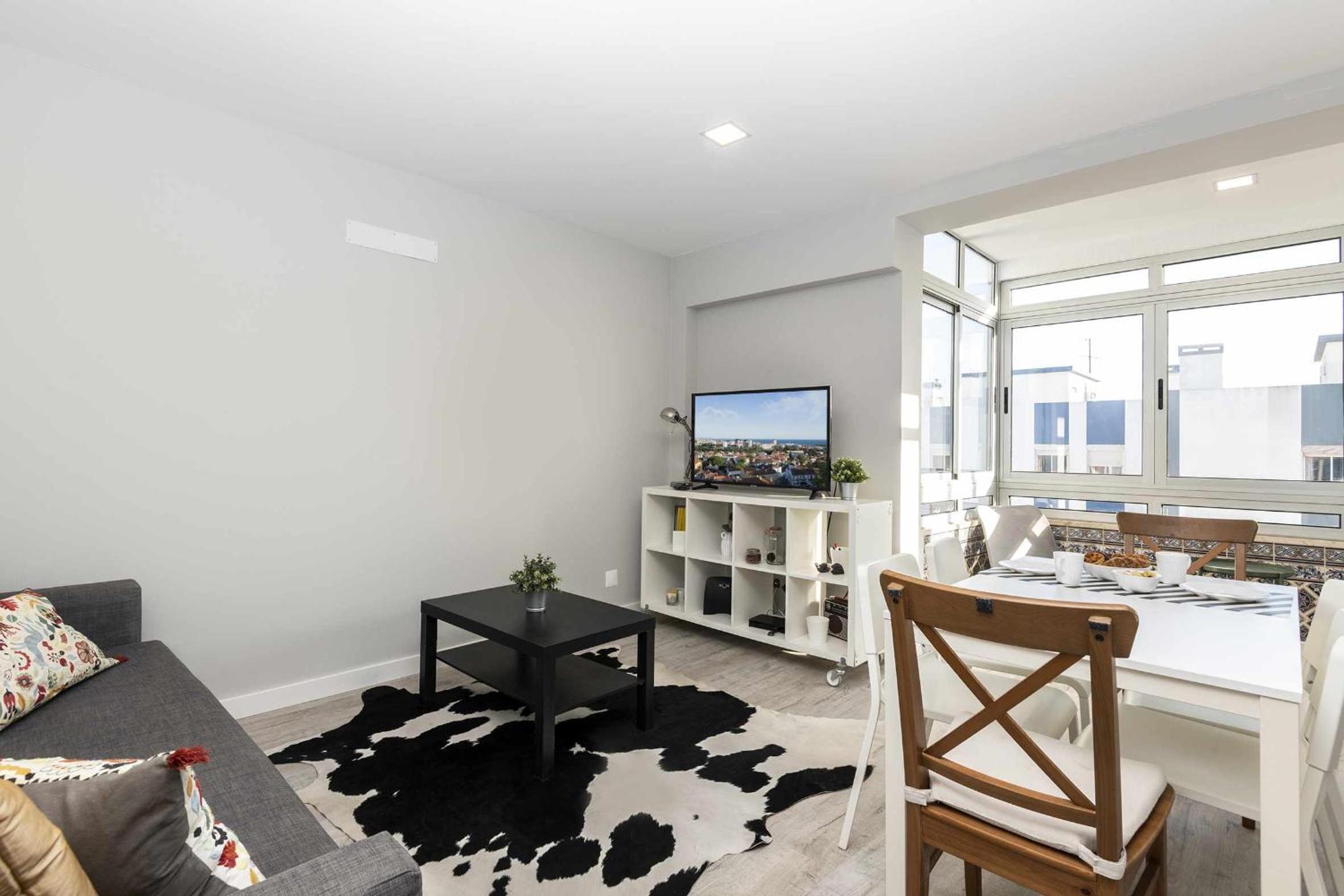 Cozy Apartment With Sea View in Estoril