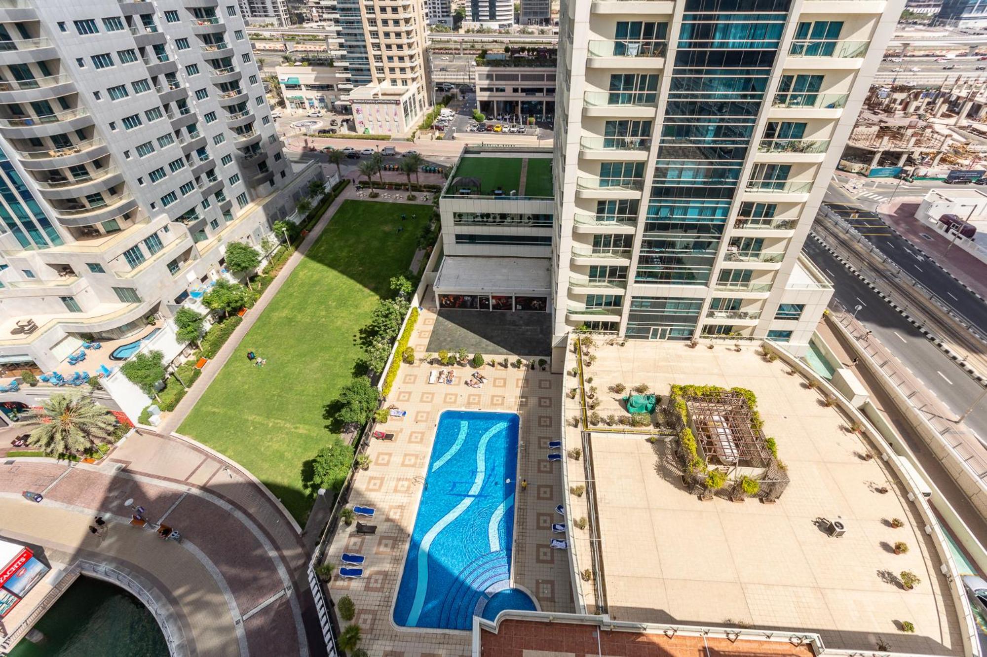 LUX Spectacular Dubai Marina View Apartment