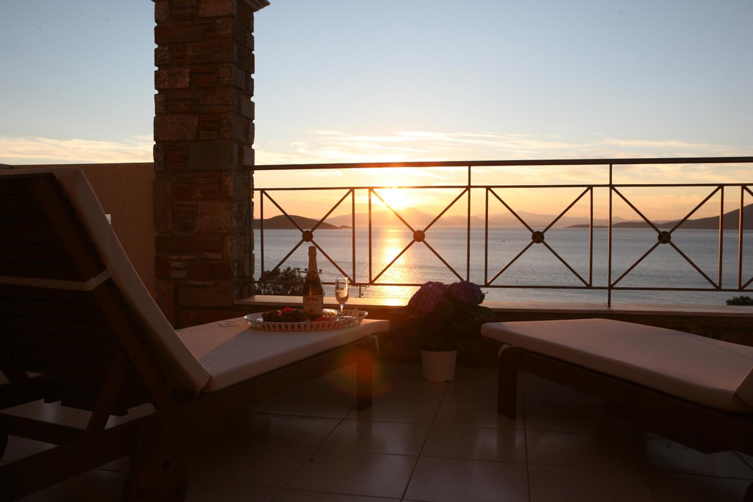 Thea Hotel - Studios & Suites