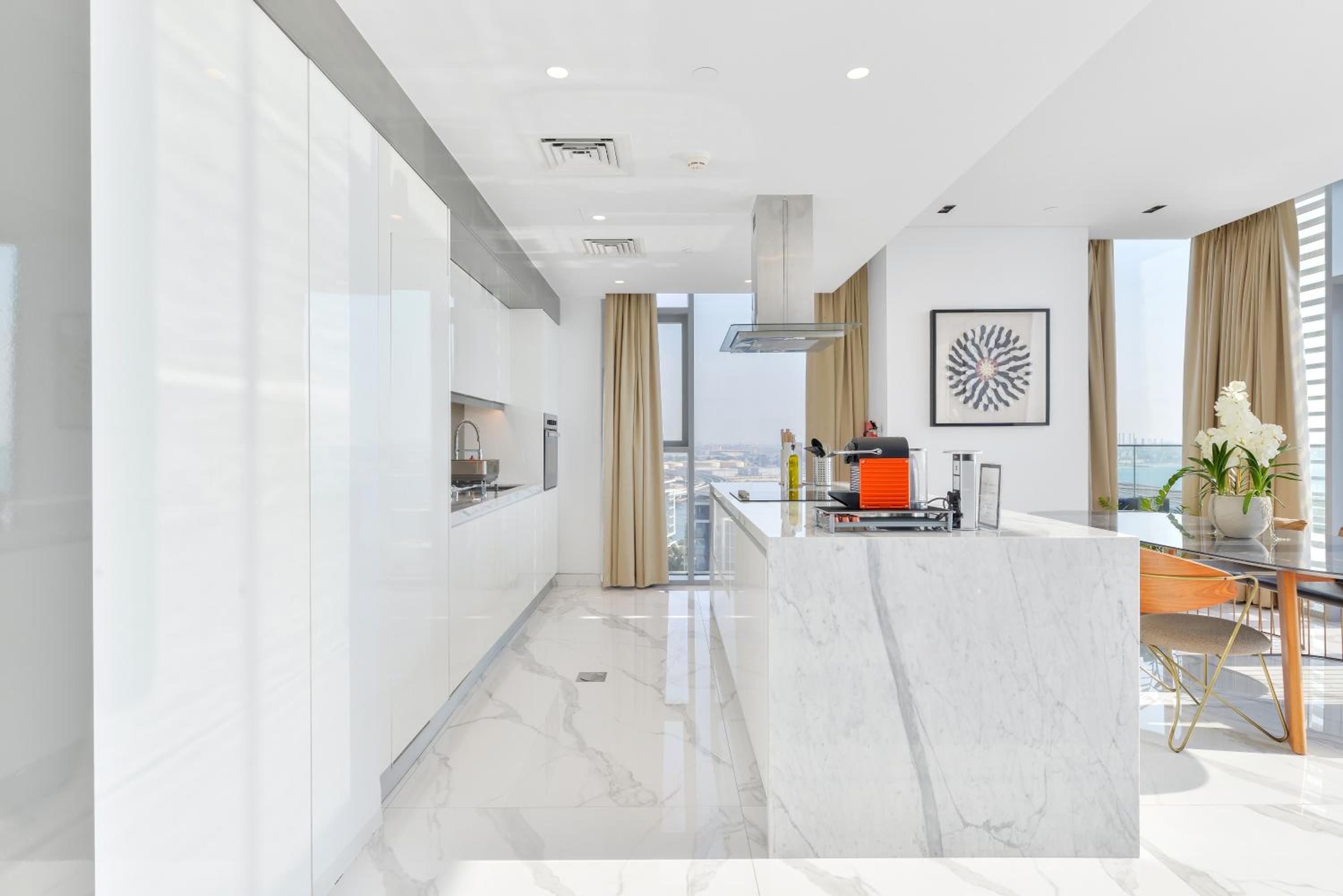 Luxe 3 BR Oceanfront Apt with maids room in the heart of Bluewaters Island